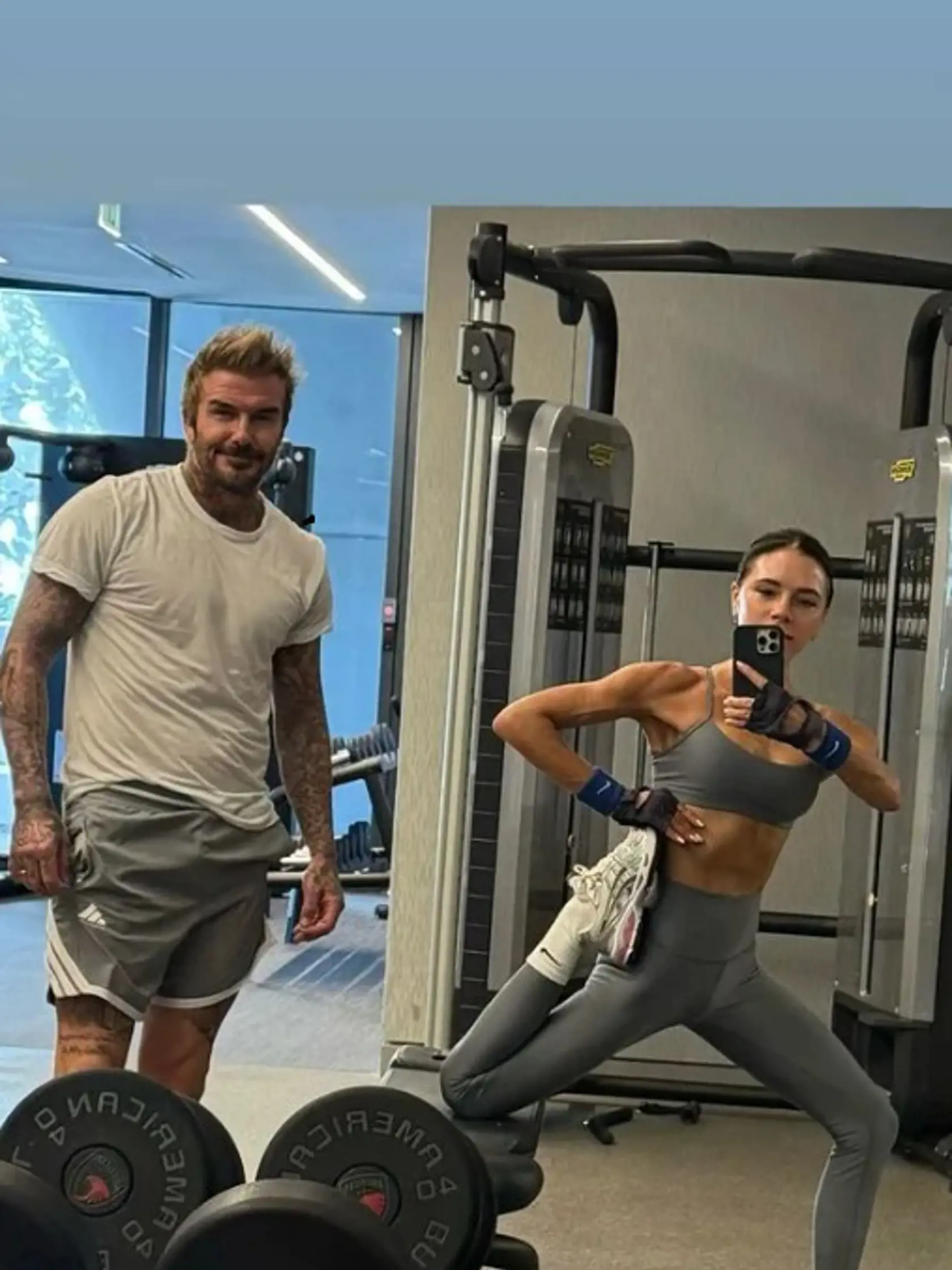 Victoria Beckham pred pár rokmi zaradila do svojej cvičebnej rutiny aj zdvíhanie závaží a ako povedala v 50-tke sa cíti silnejšia ako, keď mala 20.