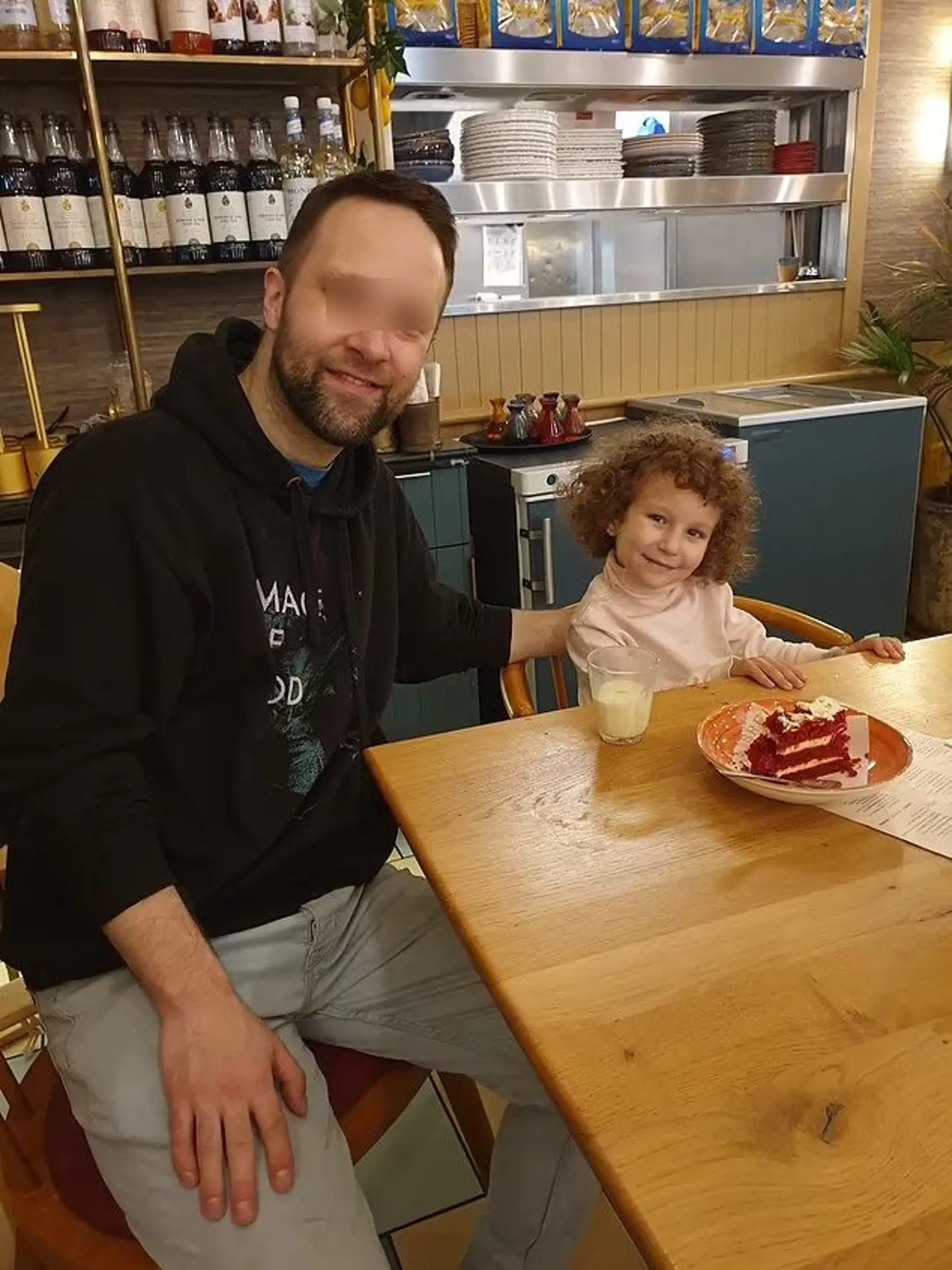 Elenkina mama tvrdí, že po rozvode má dcérku v starostlivosti a otec ju vzal na návštevu rodiny na Slovensko. Odvtedy ju nevidela.