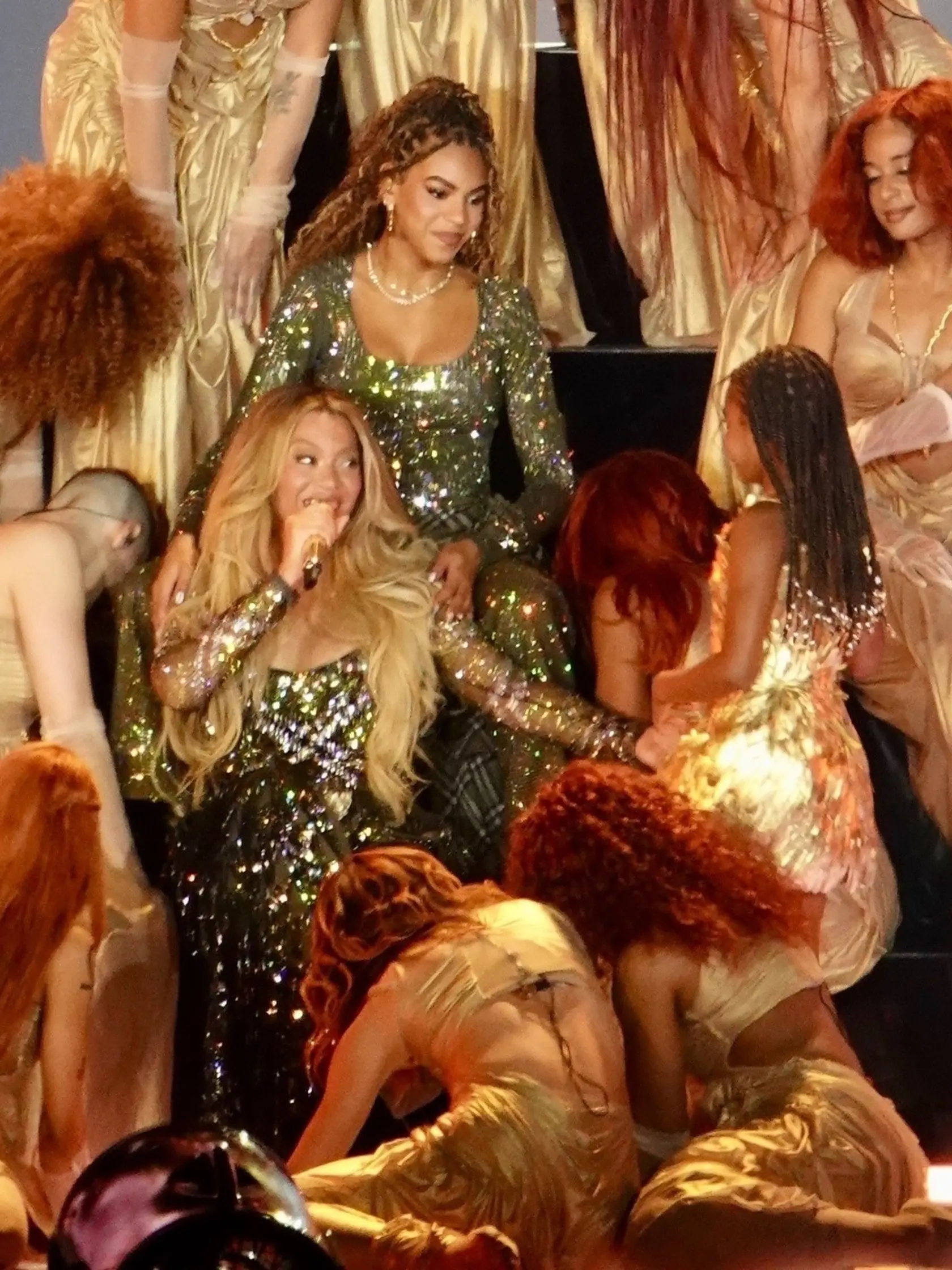 Beyoncé s dcérami Blue Ivy (13) a Rumi (7) na jednom pódiu. A čo jej syn Sir?