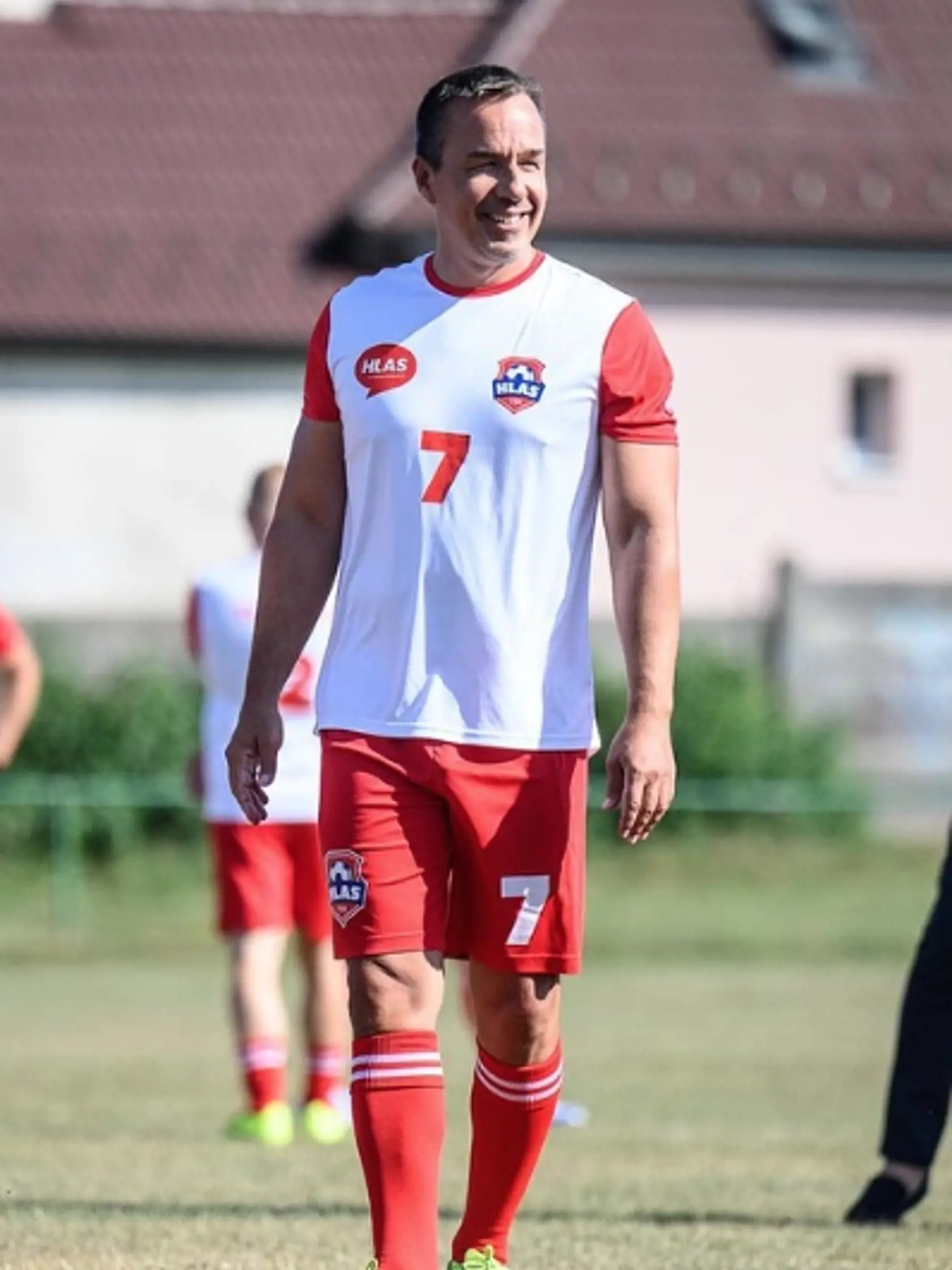 Erik Tomáš si ale predsa len okuliare dá z očí dole.