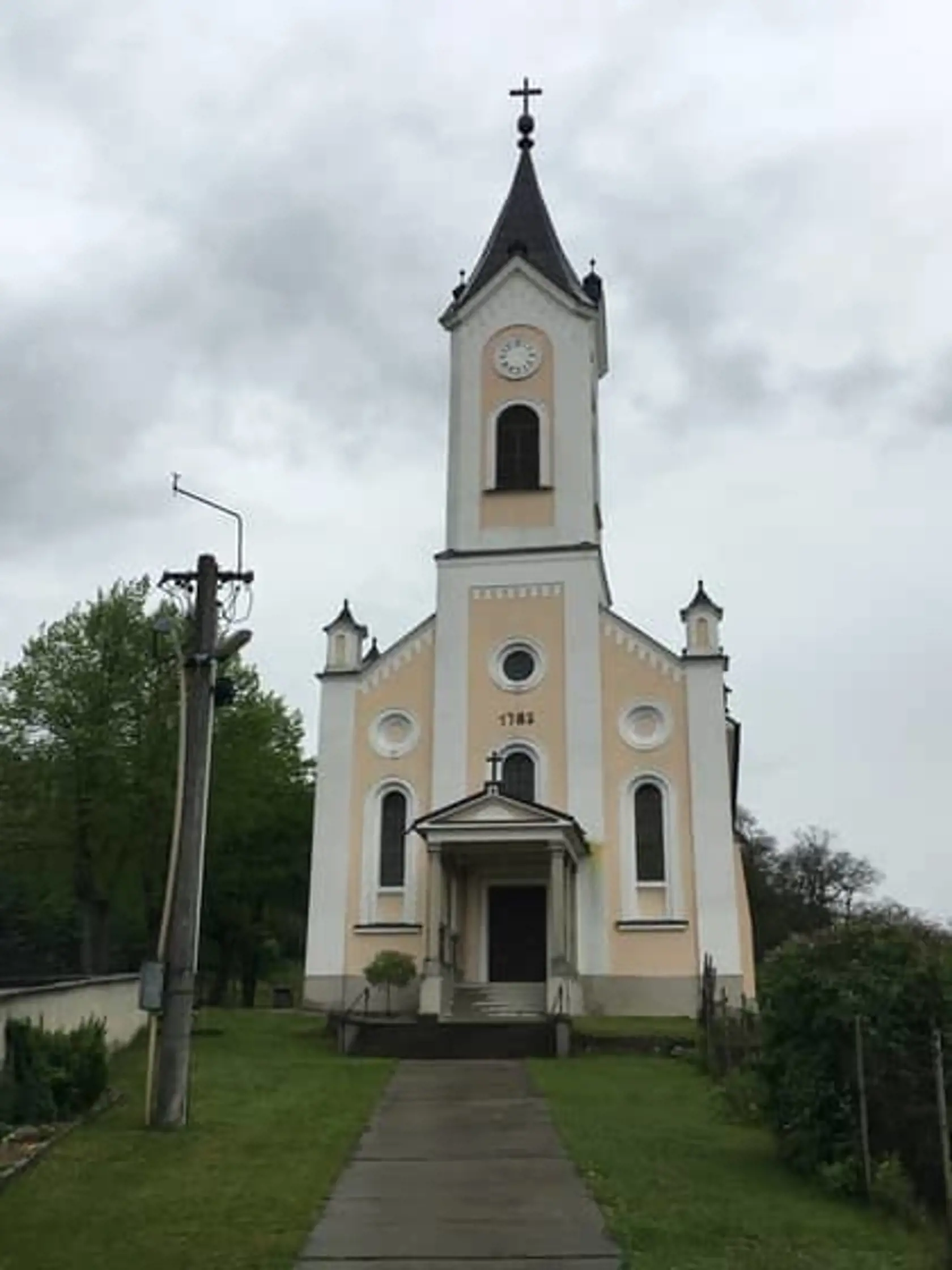 Kostol v obci Dobrá Niva, v ktorej prebieha zasadnutie  vedenia evanjelickej cirkvi.