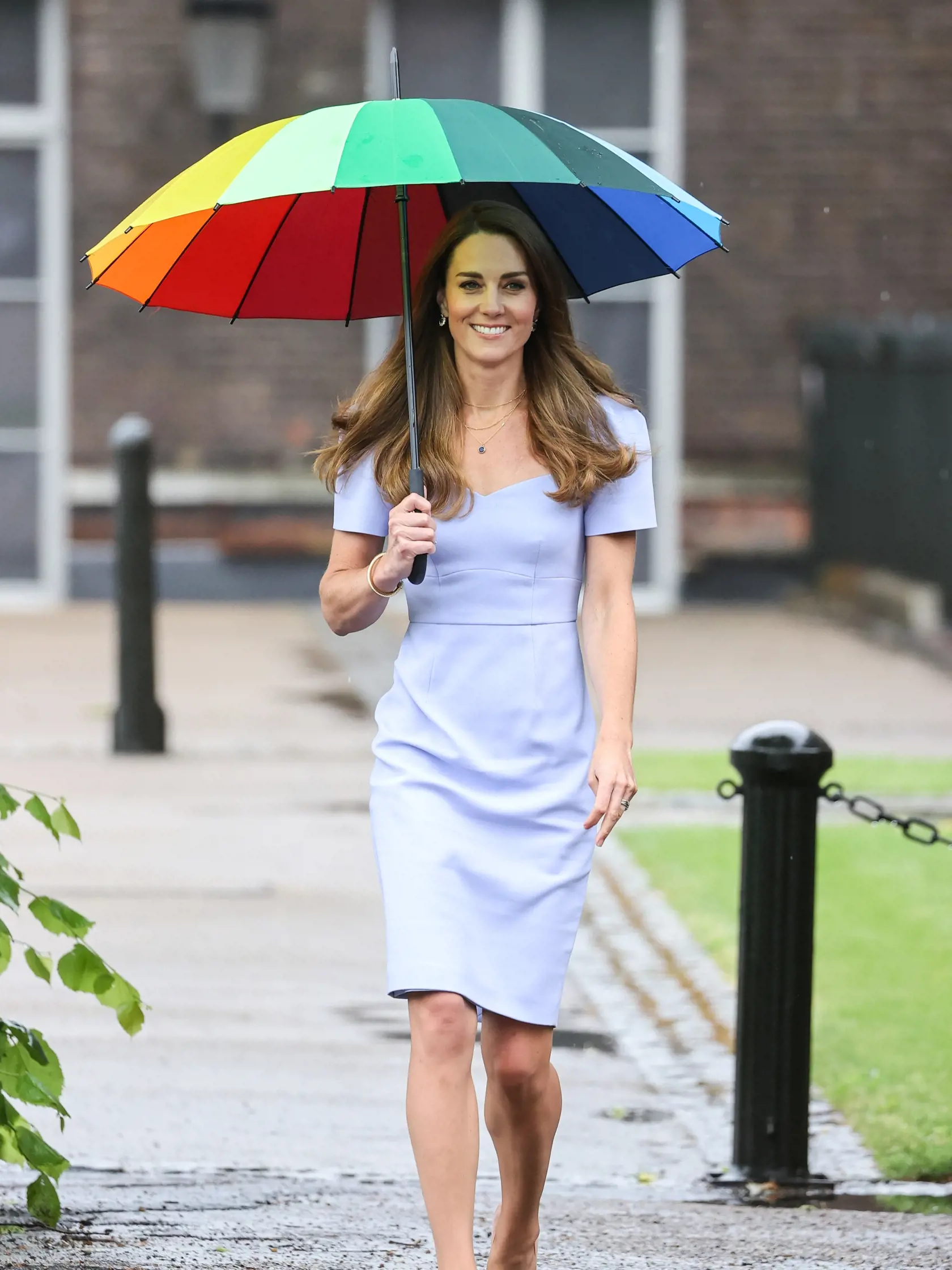 Kate s dáždnikom nielenže pripomínala hollywoodsku celebritu, ale zhodou okolností aj svoju sokyňu Meghan Markle (39), ktorá pred vyše rokom zažiarila za podobných okolností v takmer rovnakých šatách.