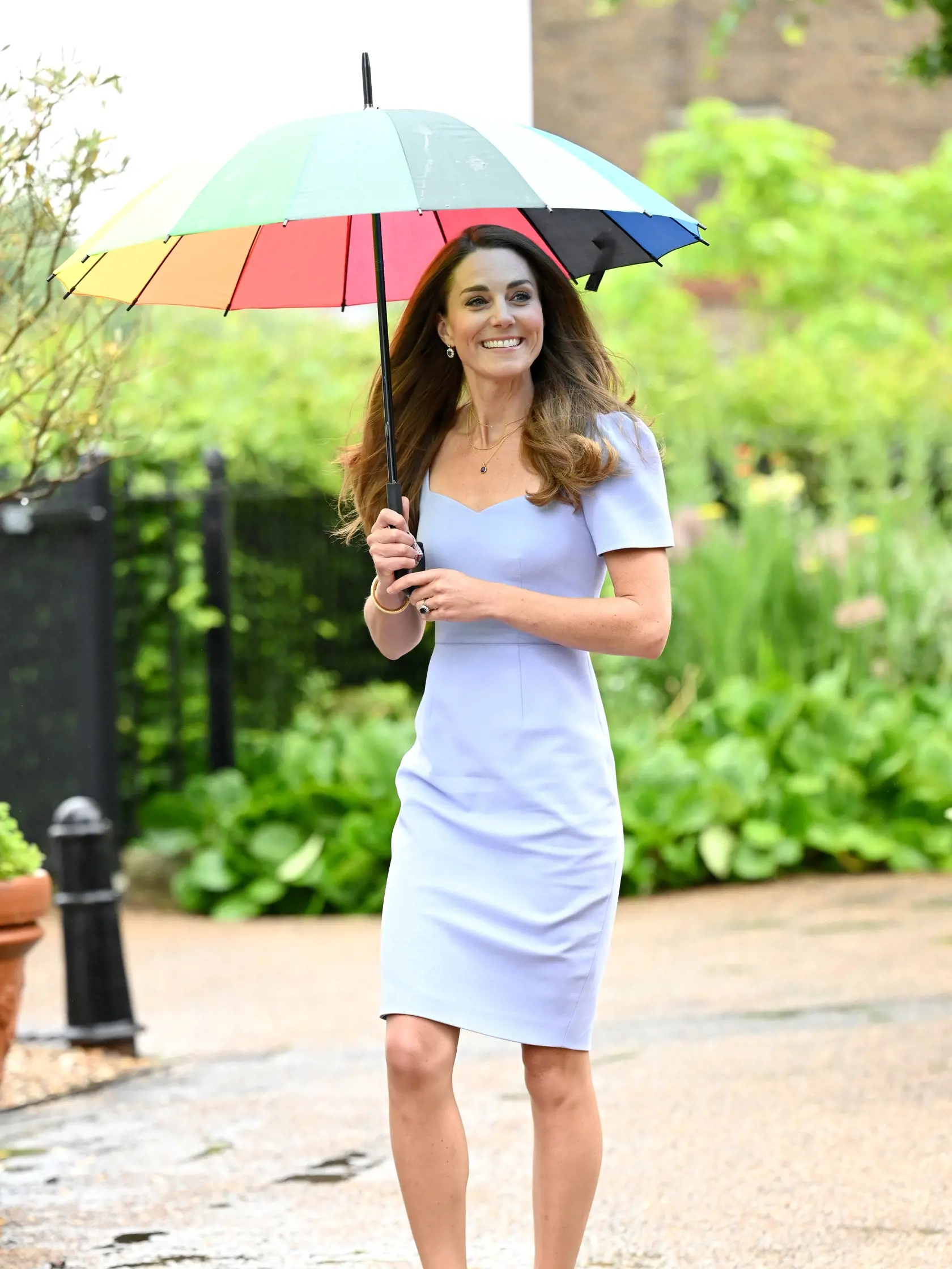 Kate s dáždnikom nielenže pripomínala hollywoodsku celebritu, ale zhodou okolností aj svoju sokyňu Meghan Markle (39), ktorá pred vyše rokom zažiarila za podobných okolností v takmer rovnakých šatách.