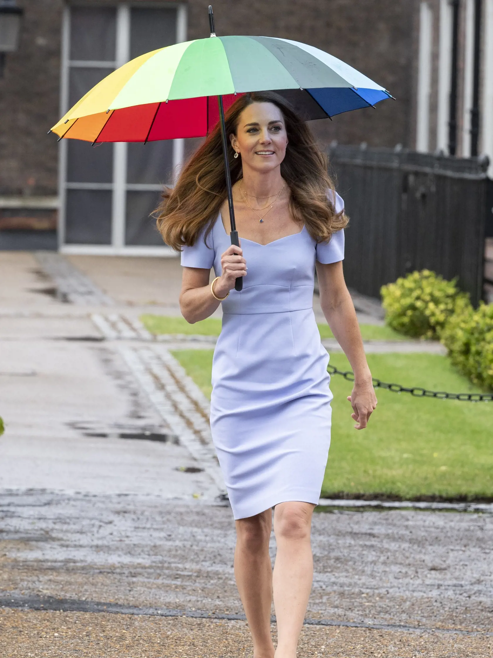 Kate s dáždnikom nielenže pripomínala hollywoodsku celebritu, ale zhodou okolností aj svoju sokyňu Meghan Markle (39), ktorá pred vyše rokom zažiarila za podobných okolností v takmer rovnakých šatách.
