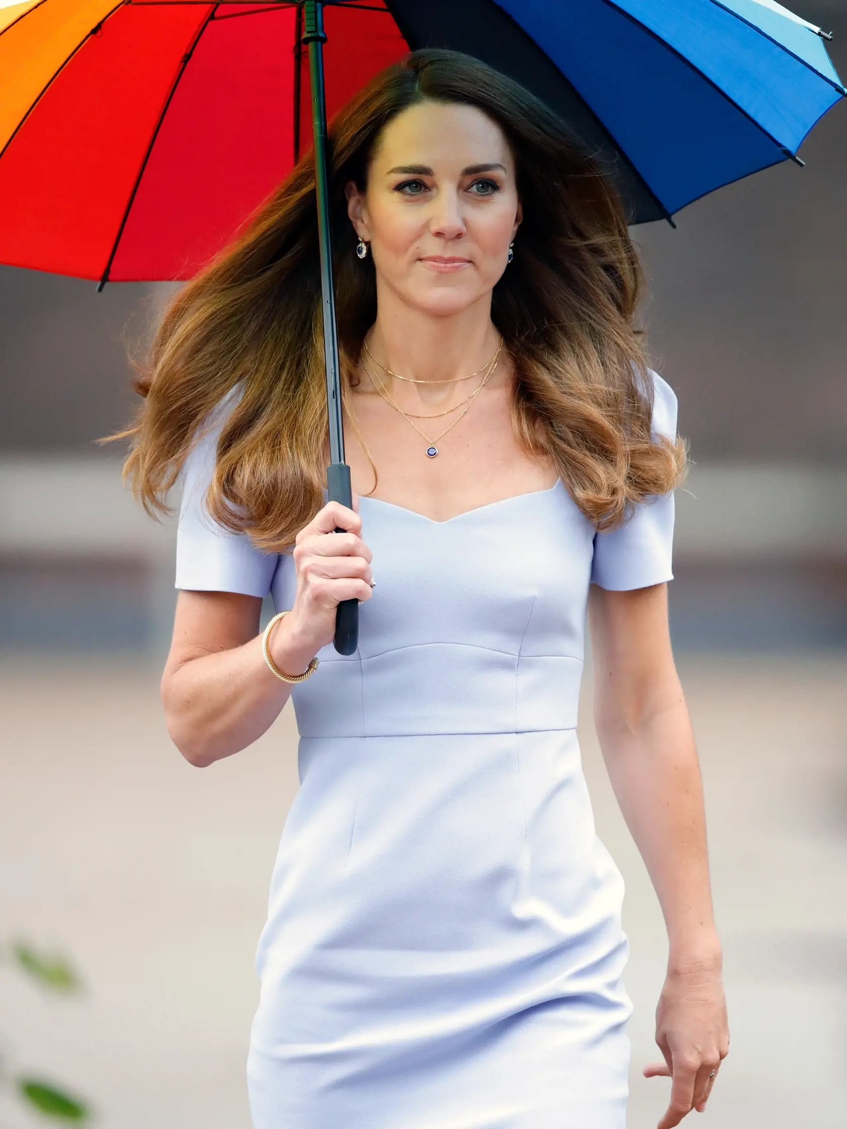 Kate s dáždnikom nielenže pripomínala hollywoodsku celebritu, ale zhodou okolností aj svoju sokyňu Meghan Markle (39), ktorá pred vyše rokom zažiarila za podobných okolností v takmer rovnakých šatách.