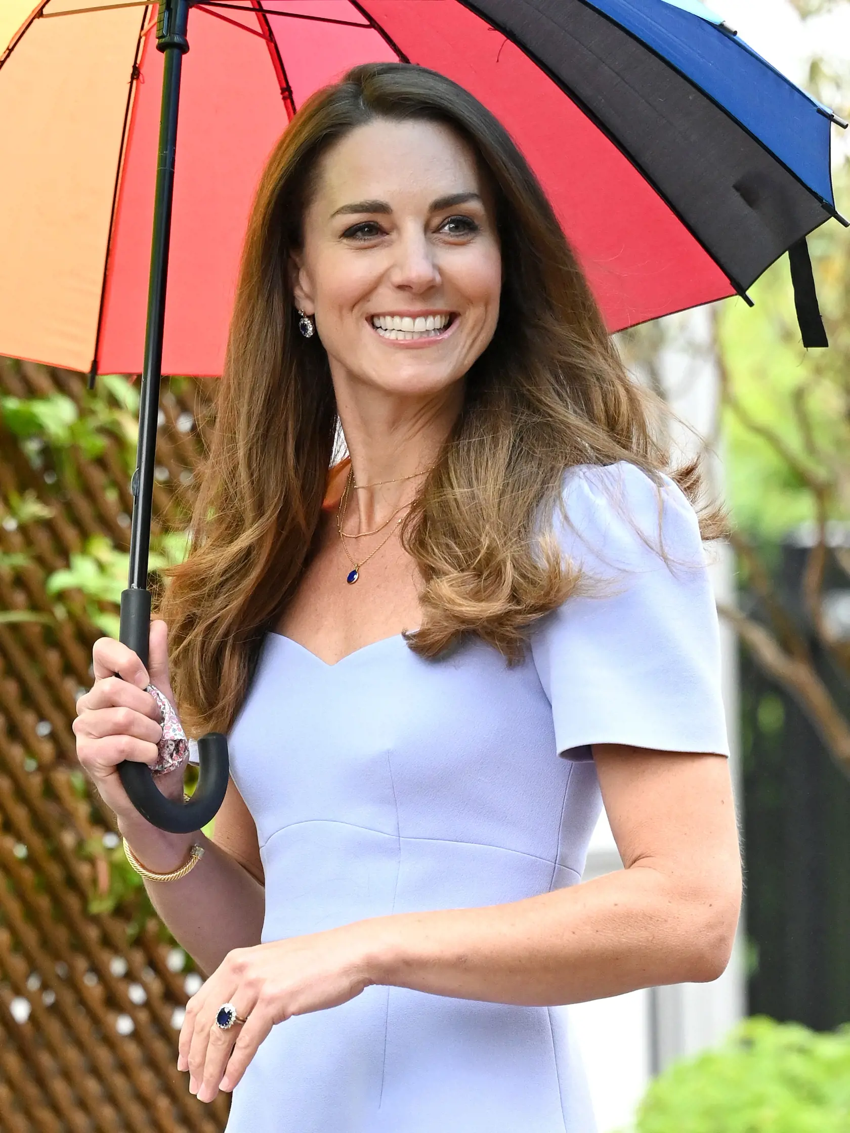 Kate s dáždnikom nielenže pripomínala hollywoodsku celebritu, ale zhodou okolností aj svoju sokyňu Meghan Markle (39), ktorá pred vyše rokom zažiarila za podobných okolností v takmer rovnakých šatách.