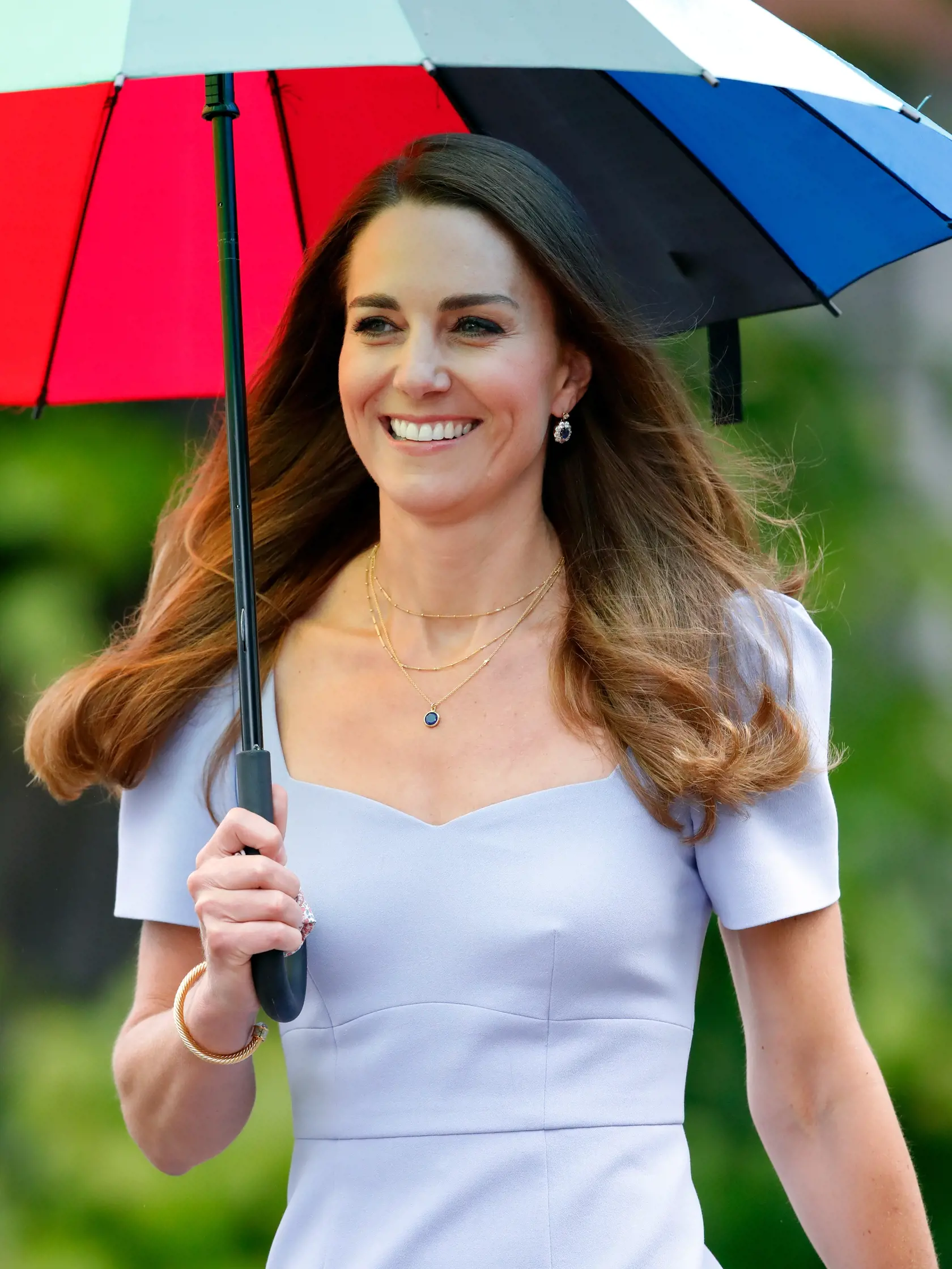 Kate s dáždnikom nielenže pripomínala hollywoodsku celebritu, ale zhodou okolností aj svoju sokyňu Meghan Markle (39), ktorá pred vyše rokom zažiarila za podobných okolností v takmer rovnakých šatách.