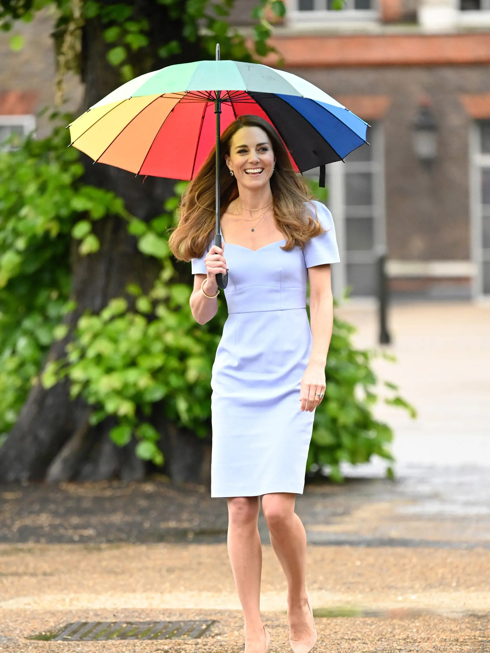 Kate s dáždnikom nielenže pripomínala hollywoodsku celebritu, ale zhodou okolností aj svoju sokyňu Meghan Markle (39), ktorá pred vyše rokom zažiarila za podobných okolností v takmer rovnakých šatách.