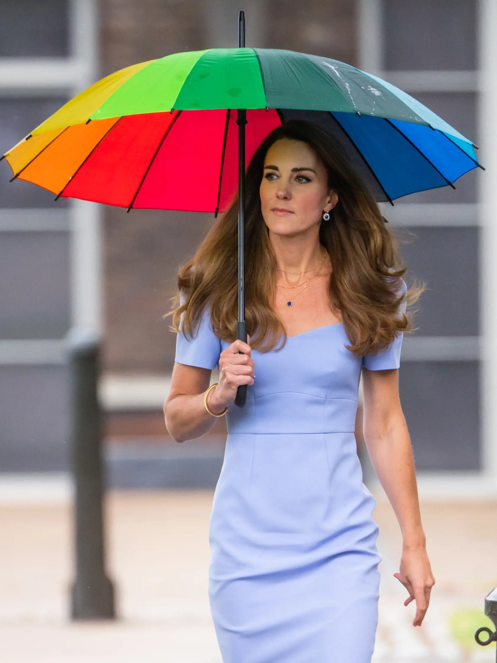 Kate s dáždnikom nielenže pripomínala hollywoodsku celebritu, ale zhodou okolností aj svoju sokyňu Meghan Markle (39), ktorá pred vyše rokom zažiarila za podobných okolností v takmer rovnakých šatách.