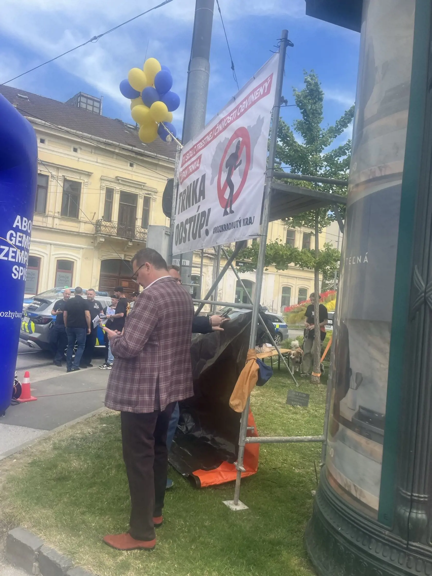 Aktivista bojujúci proti županovi Trnkovi.