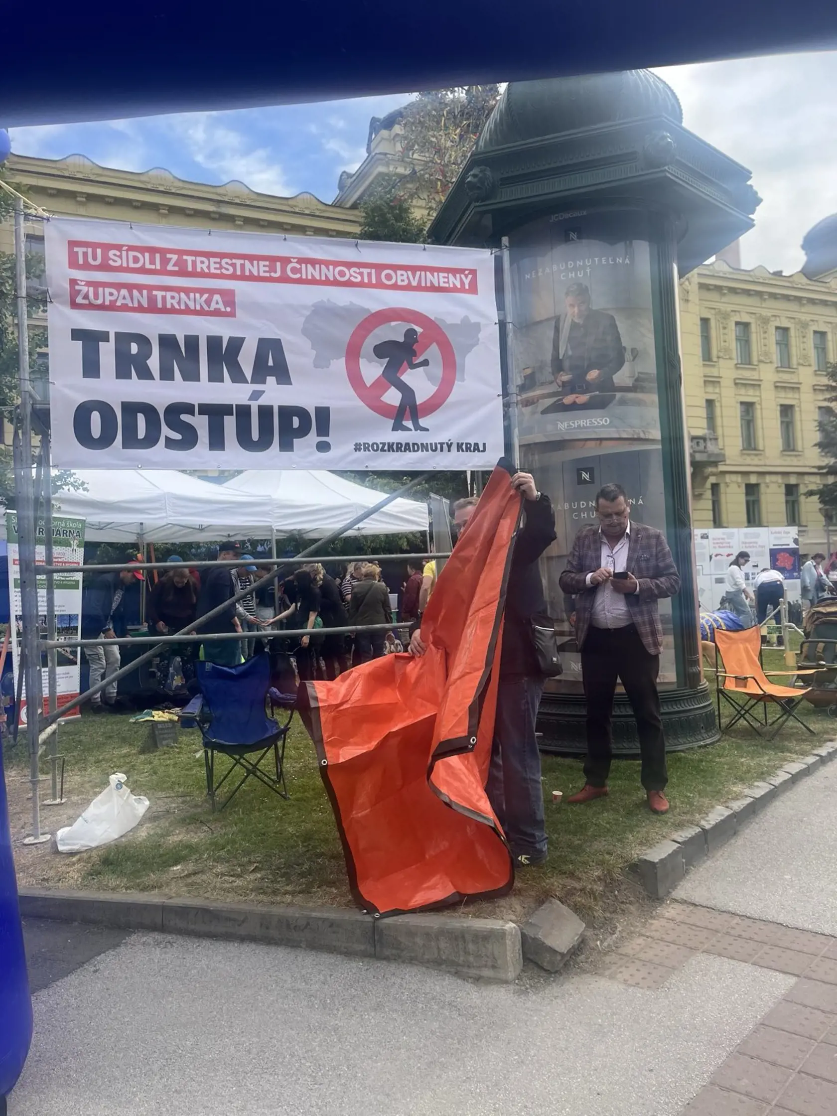 Aktivista bojujúci proti županovi Trnkovi.