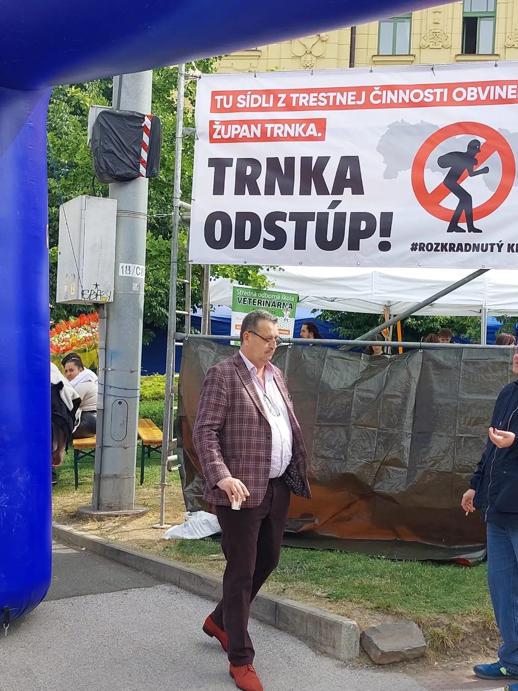 Aktivista bojujúci proti županovi Trnkovi.