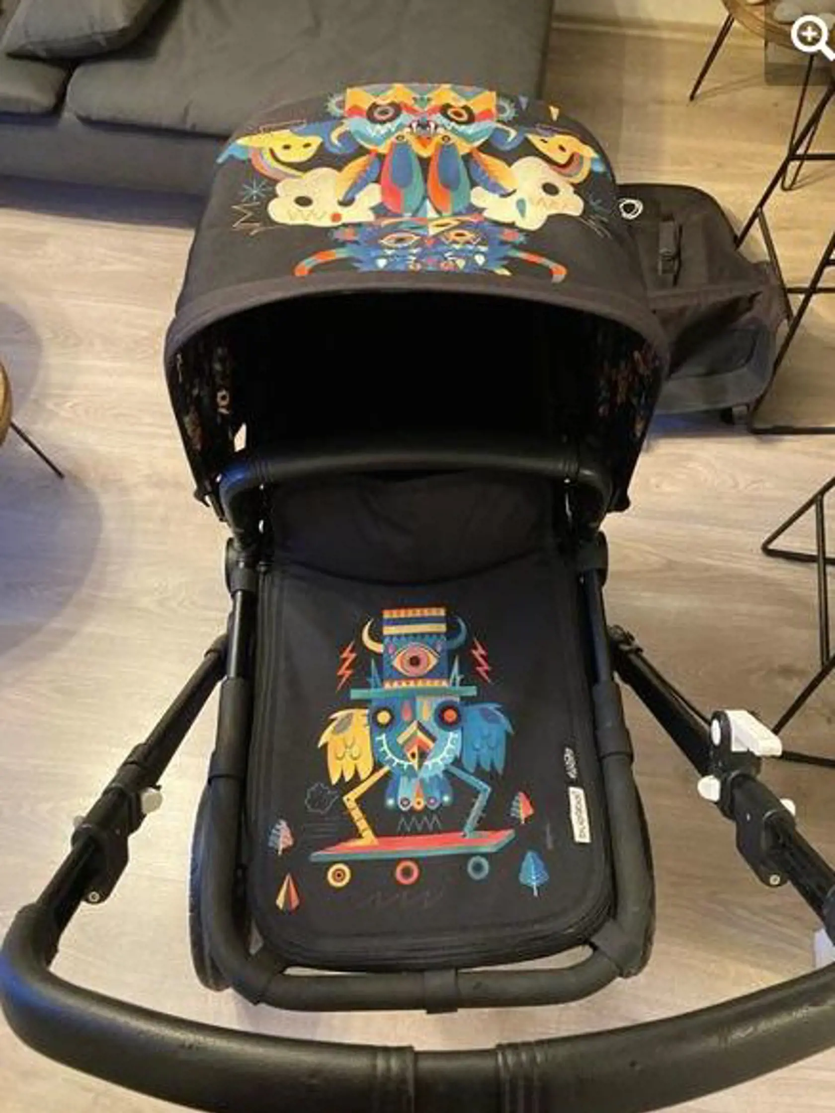 Vinczeovci si pre dieťatko zadovážili kočík známej značky Bugaboo, ktorá je vyhľadávaná nielen medzi našimi, ale aj svetovými celebritami. Ide dokonca o limitovanú sériu, no model je už pár rokov starý – je z kolekcie 2017. Keď bol novinkou na trhu, stál od 1 000 – 1 400 eur.