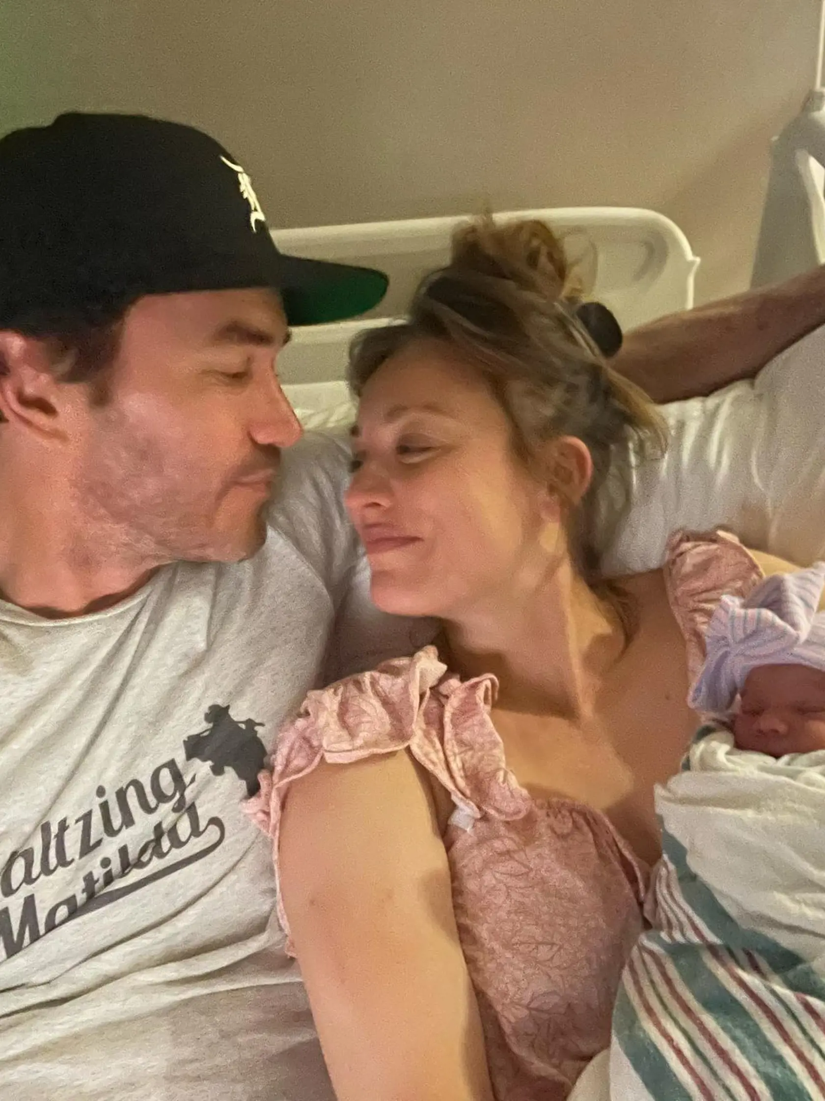 Z herečky Kaley Cuoco a jej partnera Tommyho Pelphreyho sa stali rodičia dcérky.