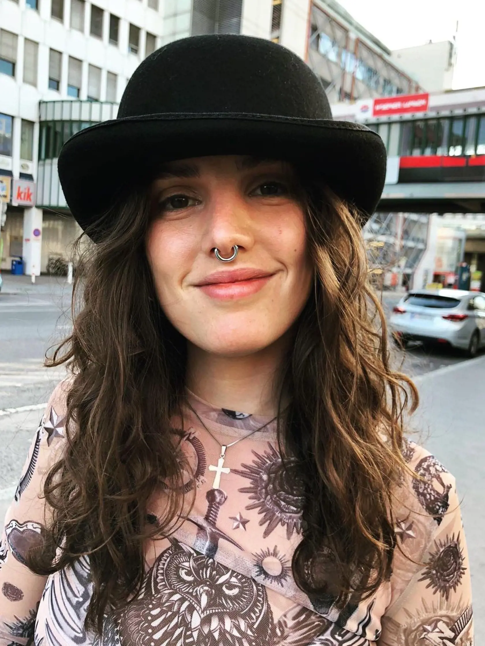 Piercing Sarah nikdy nemala, ide len o dekoráciu k videoklipu.