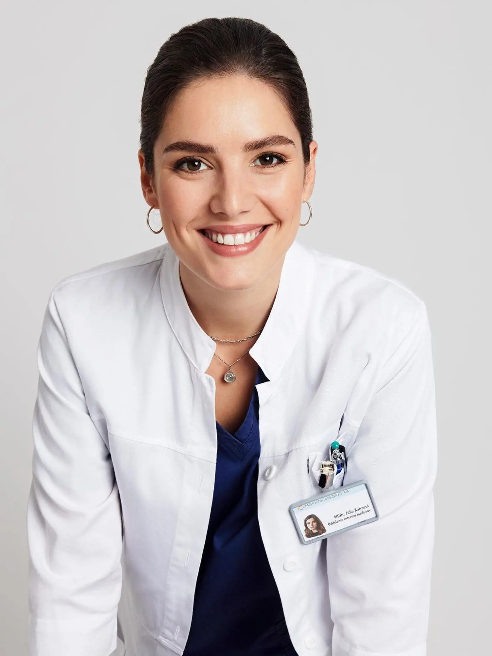 Sarah ako doktorka Júlia Kalinová v seriáli Druhá šanca.