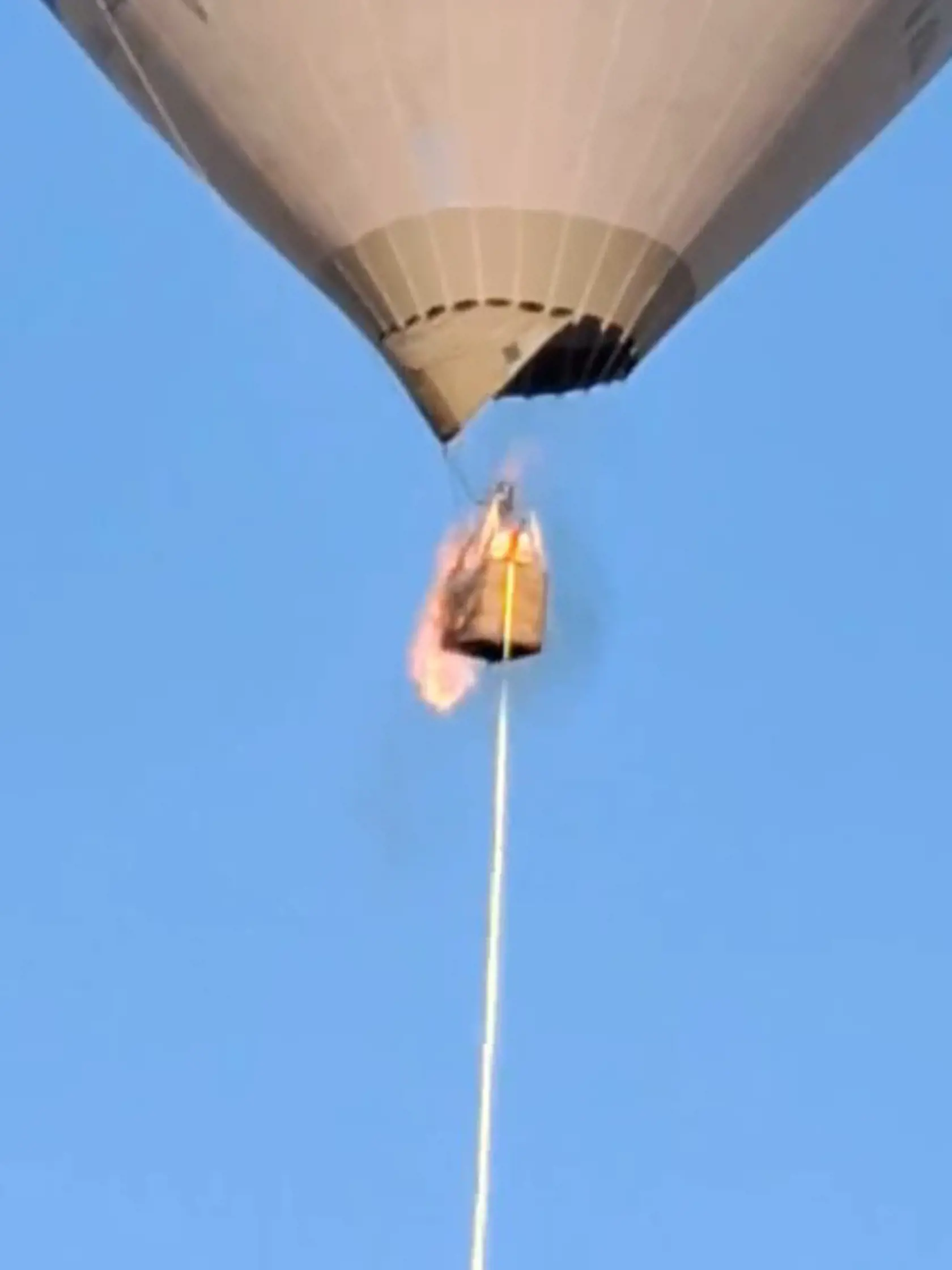 Teplovzdušný balón začal počas letu horieť, ľudia z neho vyskakovali, aby si zachránili život.