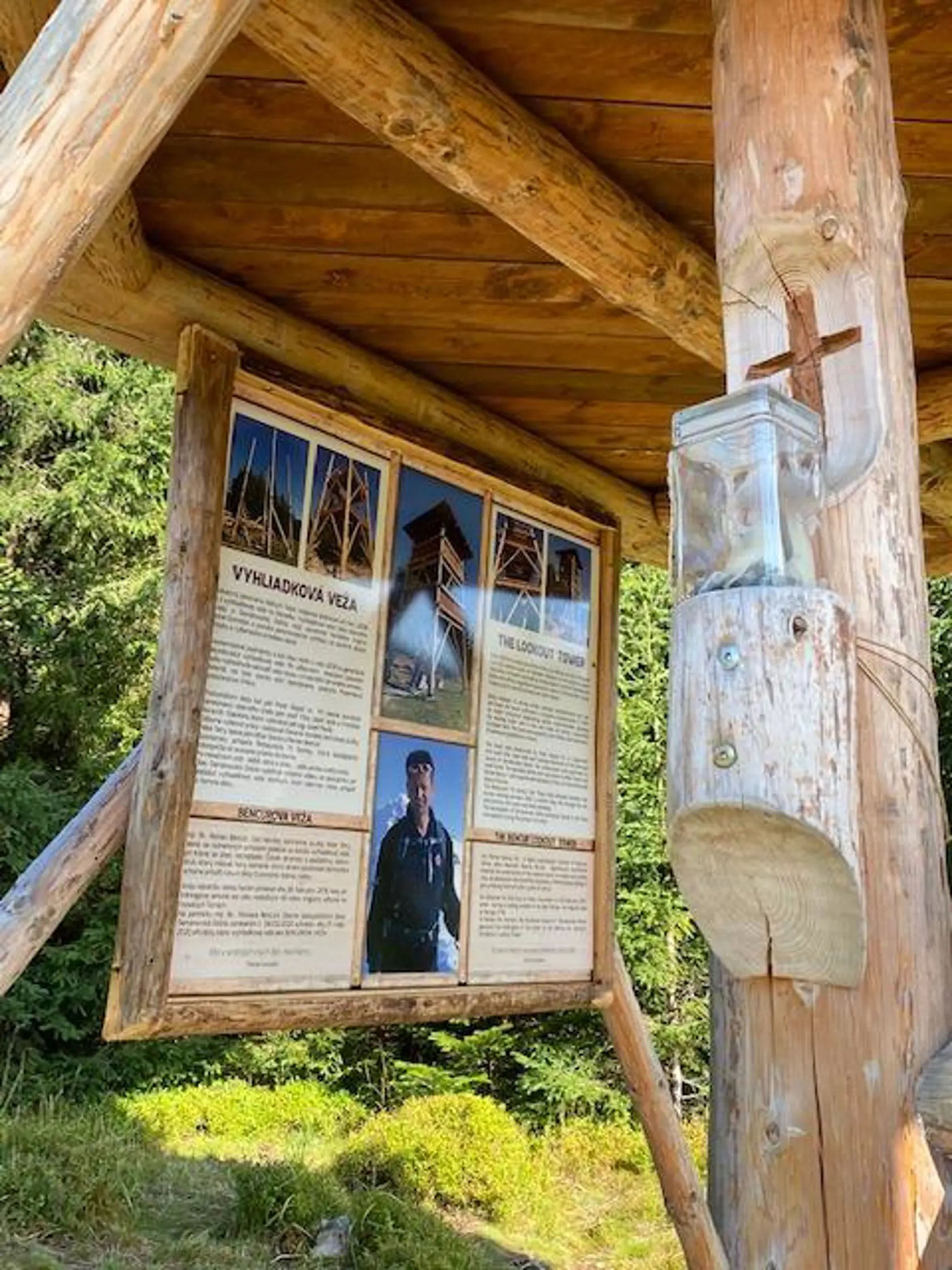 Informačná tabuľa na veži pripomína jej históriu, ale aj záchranára Romana Bencúra, po ktorom je pomenovaná.