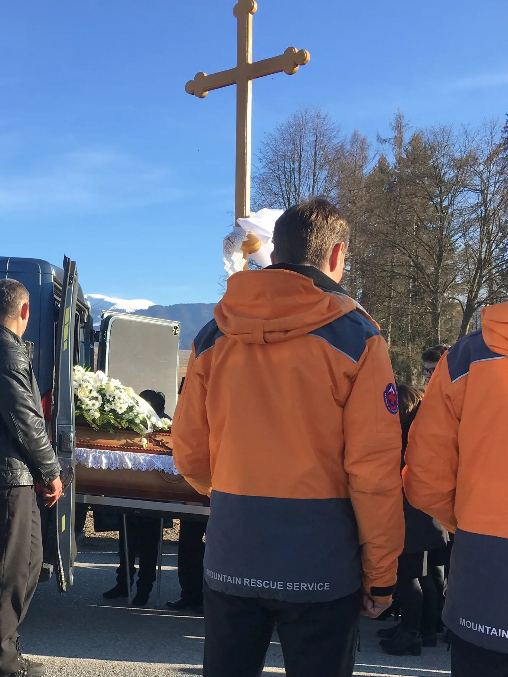 Romana odprevádzajú z dediny na spopolnenie. 