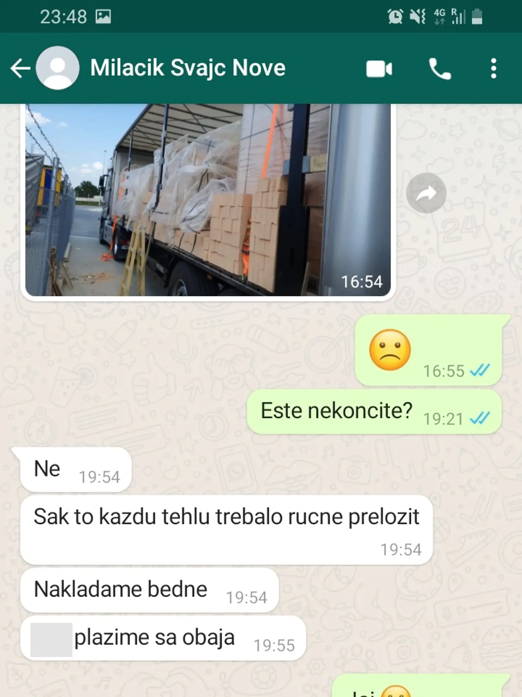 Fotografie, ktoré nám poslala Mia: "Už ste videli, aby majiteľ prepravnej spoločnosti ručne vykladal celý kamión, v ktorom sa nachádzajú palety s tehlami zahraničnej španielskej firmy? Boli plné drog. A presne tom istom kamióne, v tých istých tehlách a paletách, našli zahraniční policajti 223 kíl hašišu. A NAKA nevie spojiť môjho exmanžela a jeho brata s drogami?”