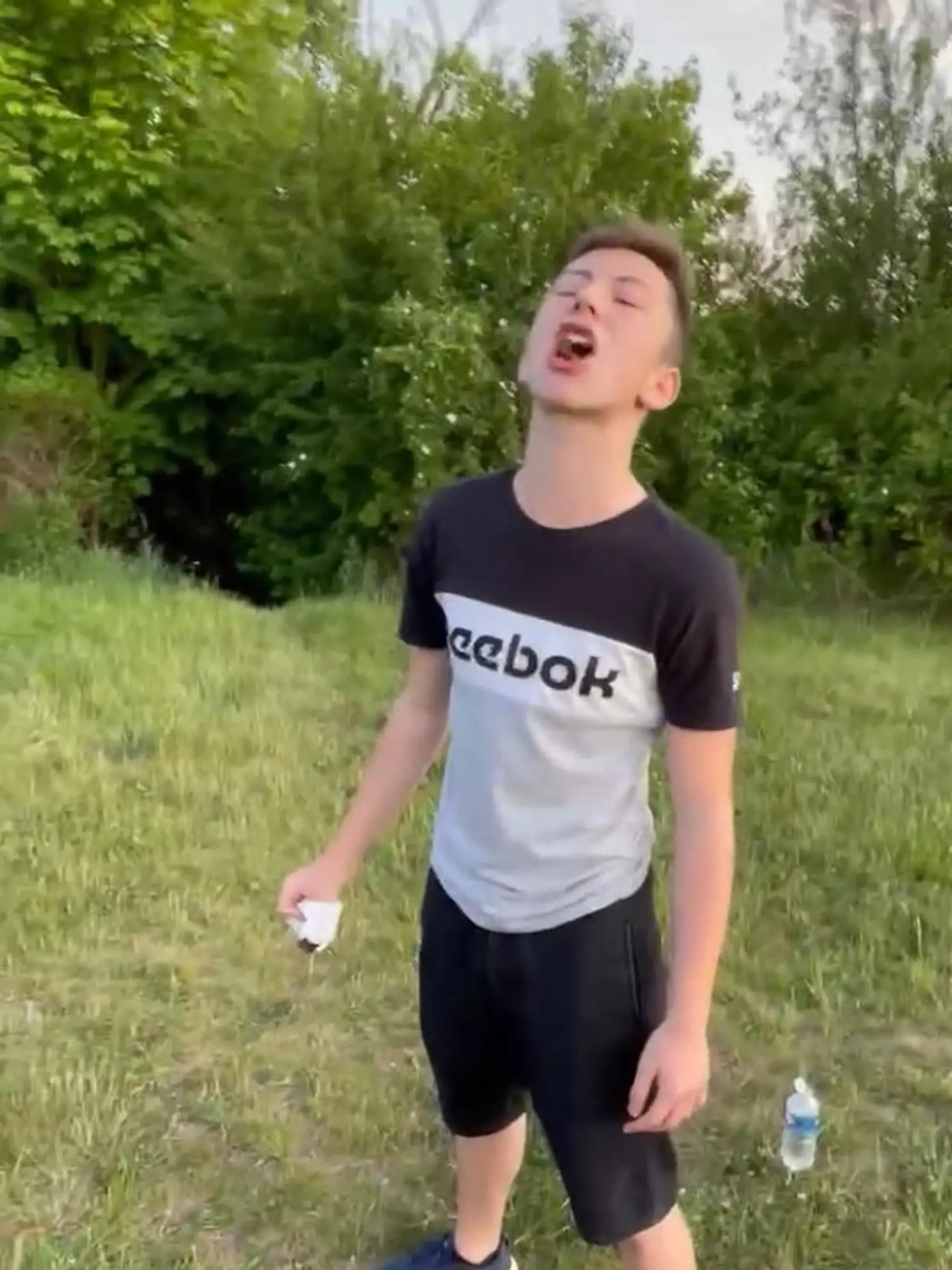 Zvrátená výzva, ktorá sa objavila na stránke, za ktorou stojí Filip Sulík. Mladý chlapec na fotkách a videu zje exkrement...