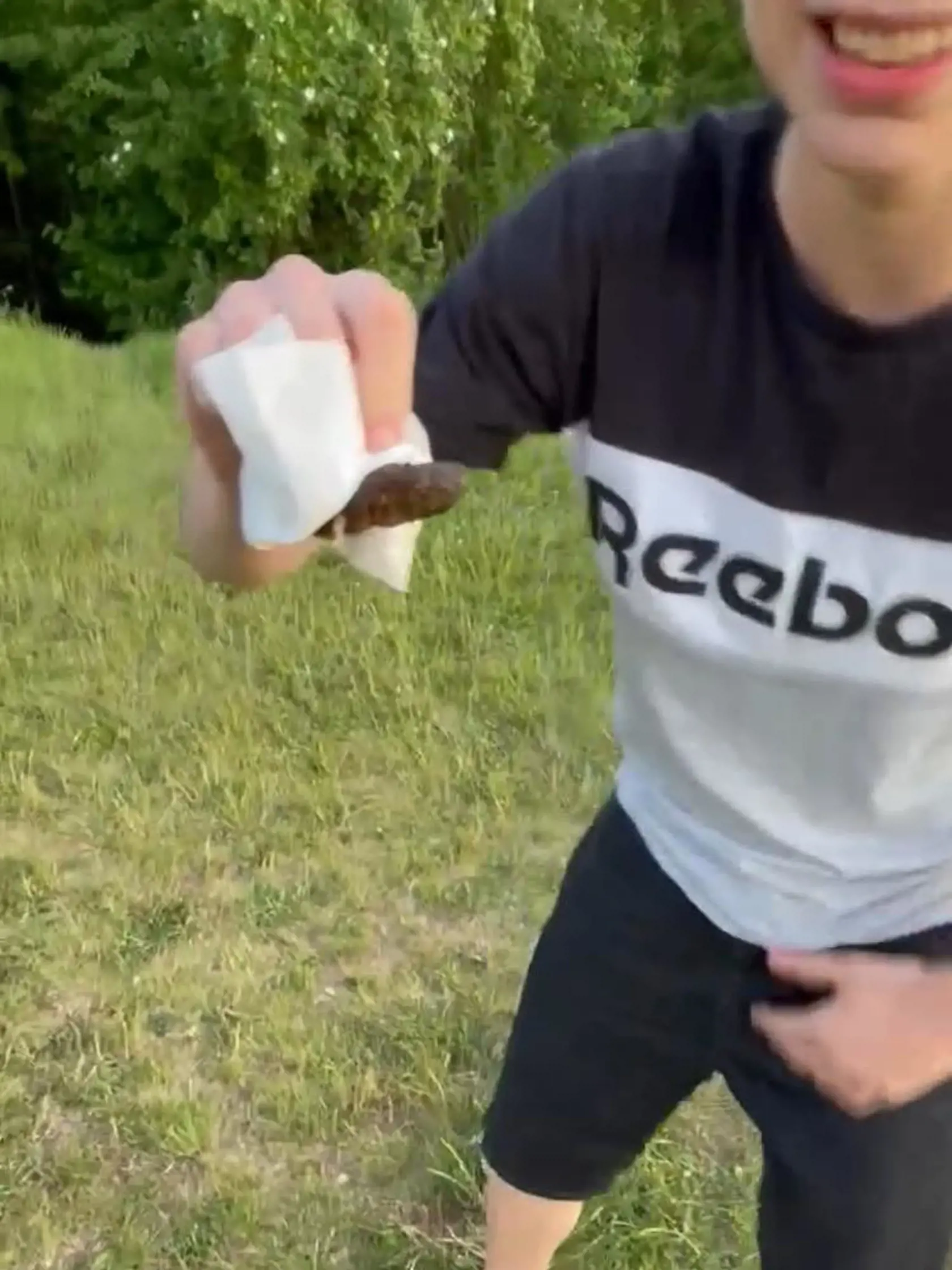 Zvrátená výzva, ktorá sa objavila na stránke, za ktorou stojí Filip Sulík. Mladý chlapec na fotkách a videu zje exkrement...