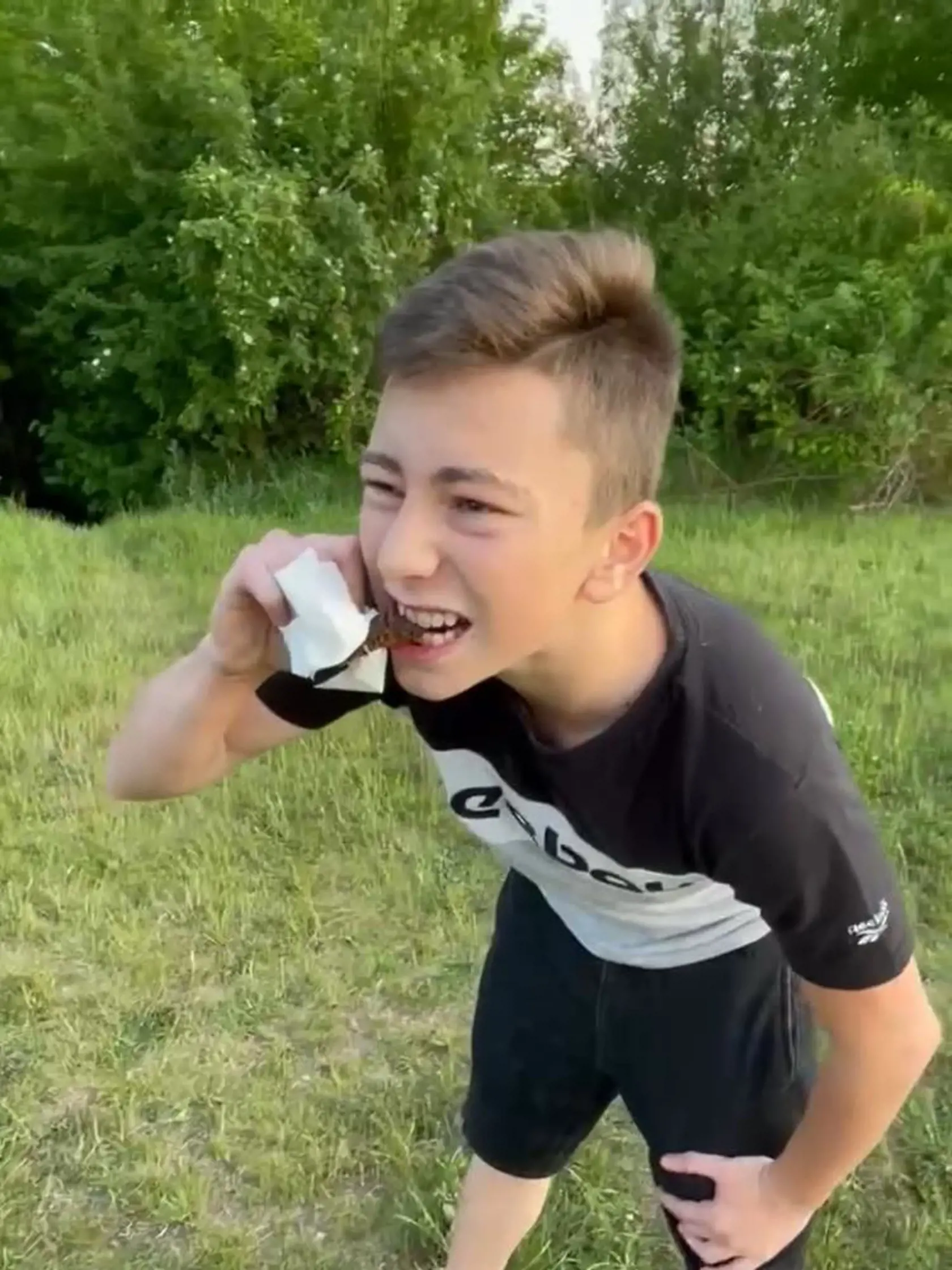 Zvrátená výzva, ktorá sa objavila na stránke, za ktorou stojí Filip Sulík. Mladý chlapec na fotkách a videu zje exkrement...