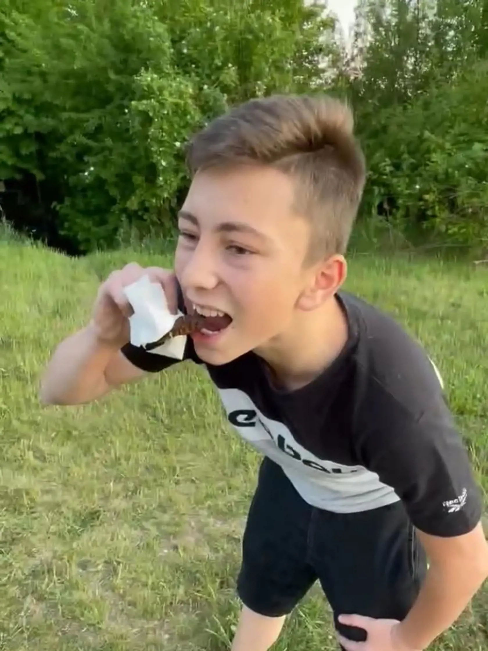 Zvrátená výzva, ktorá sa objavila na stránke, za ktorou stojí Filip Sulík. Mladý chlapec na fotkách a videu zje exkrement...