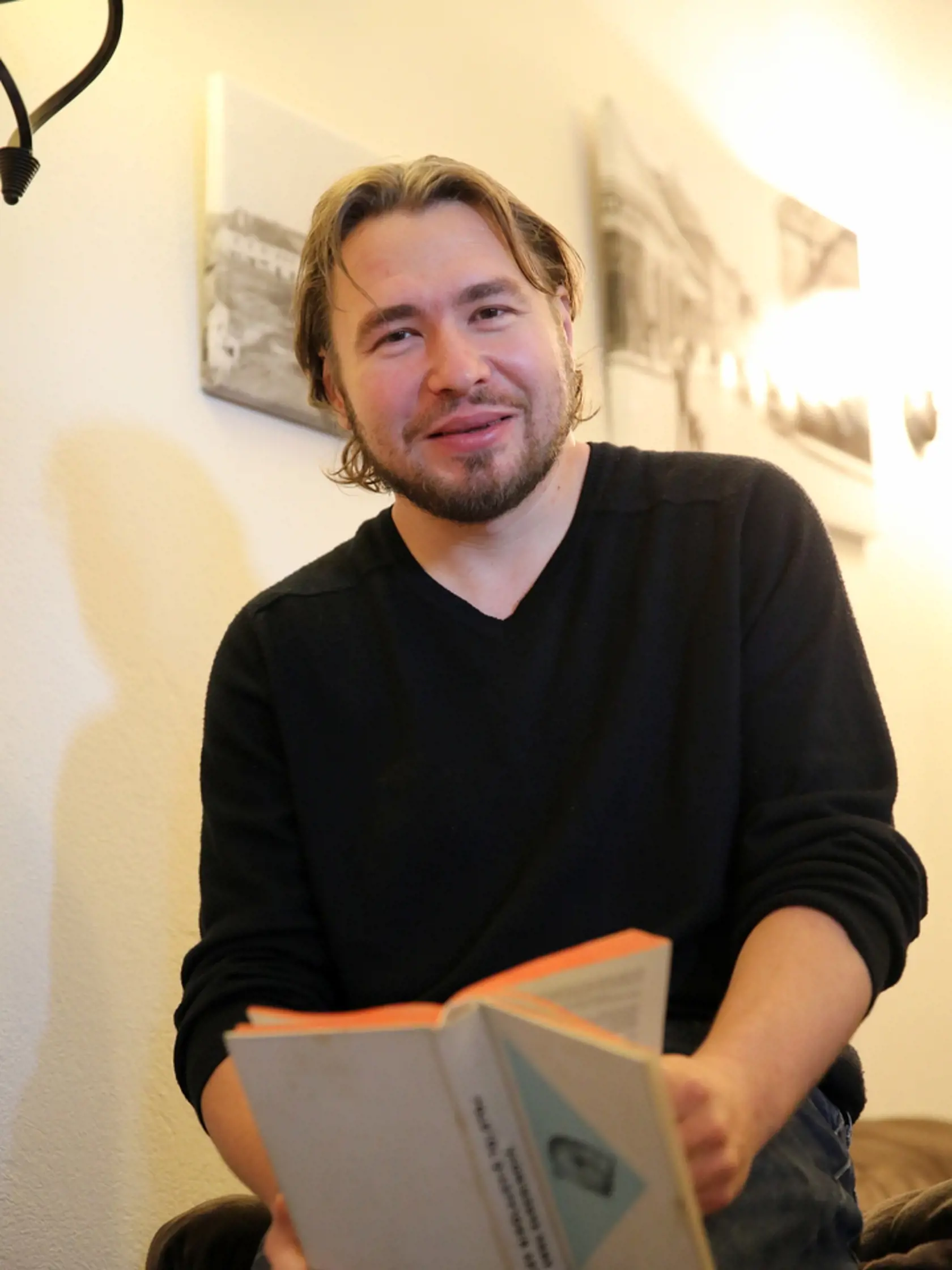 Slavo Hlásny je skromný učiteľ dejepisu a angličtiny.