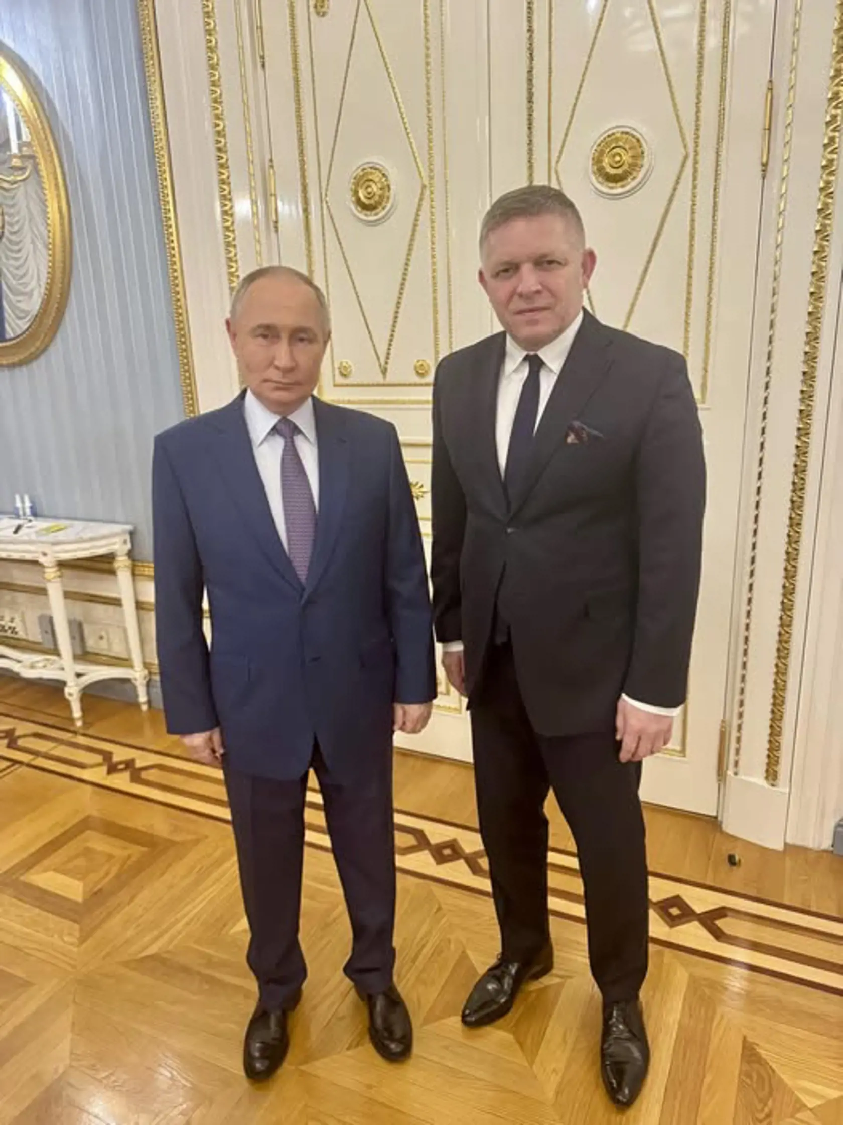 "Ruský prezident V. Putin potvrdil pripravenosť RF dodávať plyn aj naďalej na západ a na Slovensko, čo je vzhľadom na postoj ukrajinského prezidenta po 1. januári 2025 prakticky nemožné," napísal premiér Fico po spoločnom stretnutí s Putinom. 