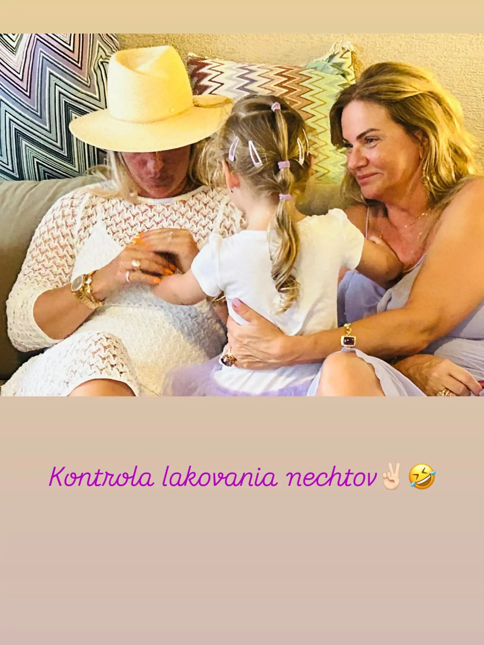Na oslave nechýbala ani kamarátka Moniky Beňovej. Dominika Cibulková pokontrolovala nalakované nechtíky malej Leuške.