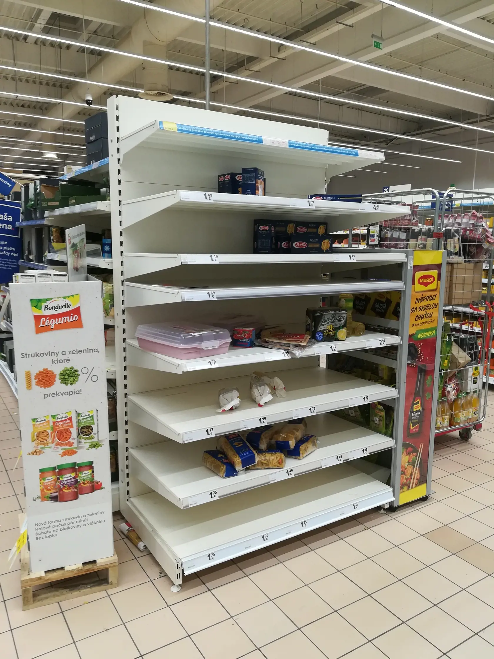 PRÁZDNE REGÁLY V bratislavskom hypermarkete vo štvrtok večer ľudia vykúpili trvanlivé potraviny.