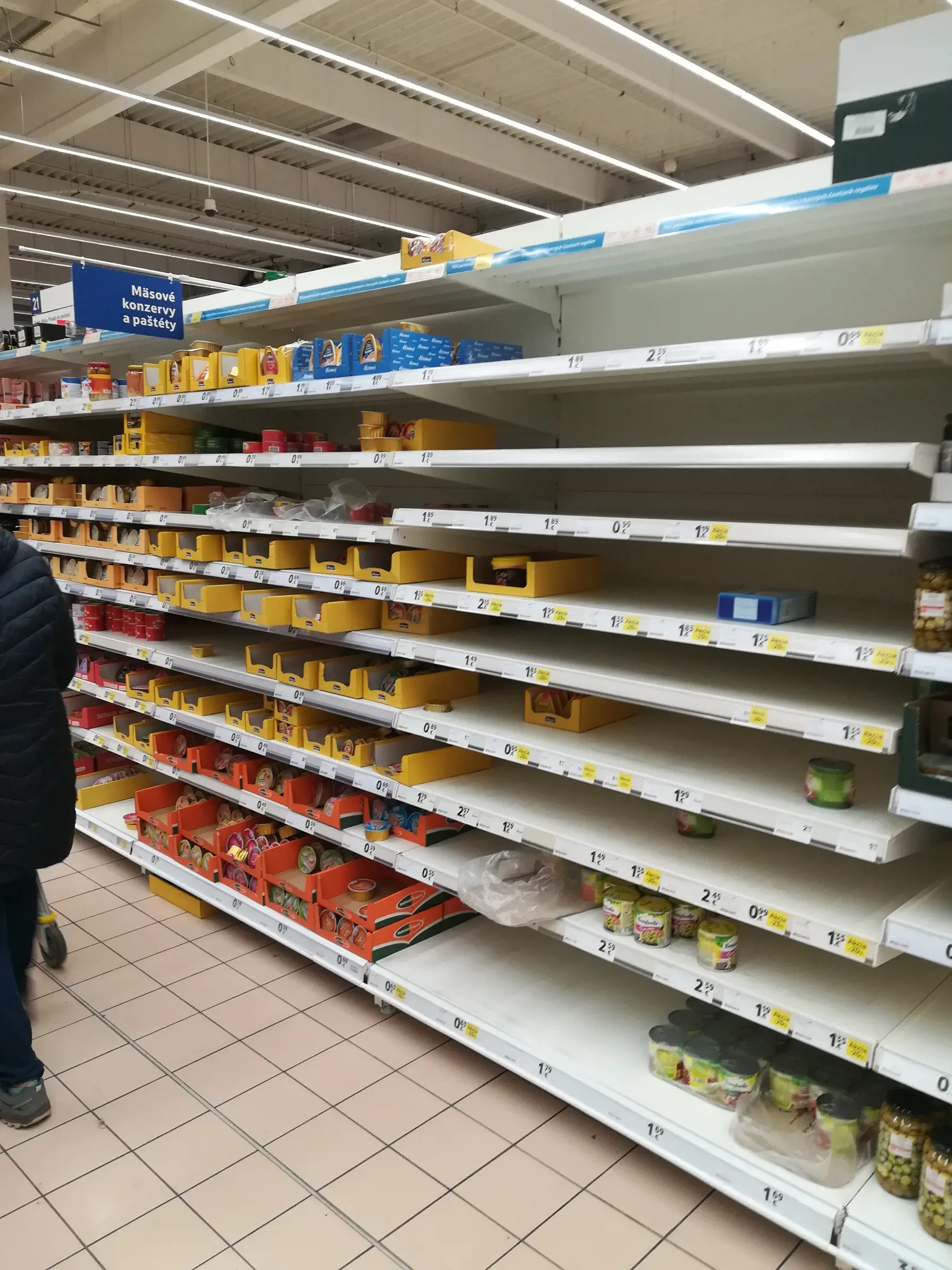 PRÁZDNE REGÁLY V bratislavskom hypermarkete vo štvrtok večer ľudia vykúpili trvanlivé potraviny.