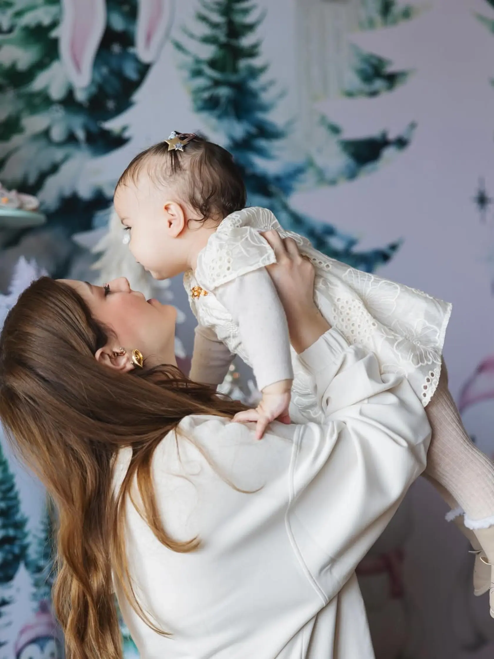 Hazal, ktorá si zahrala ja Ferihu či Zakázaná láska, dnes hrá v seriáli Príbeh našej rodiny Feliz a medzitým sa stala mamou dvoch detí s krátkymi blond vlasmi.
