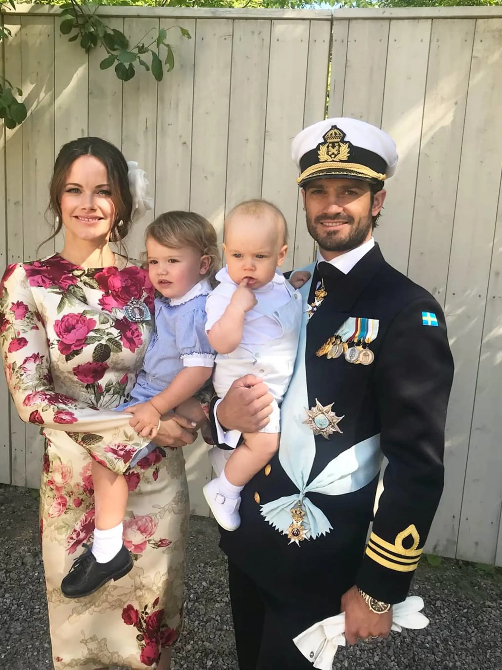 Princ Karol Filip a princezná Sofia s ratolesťami.