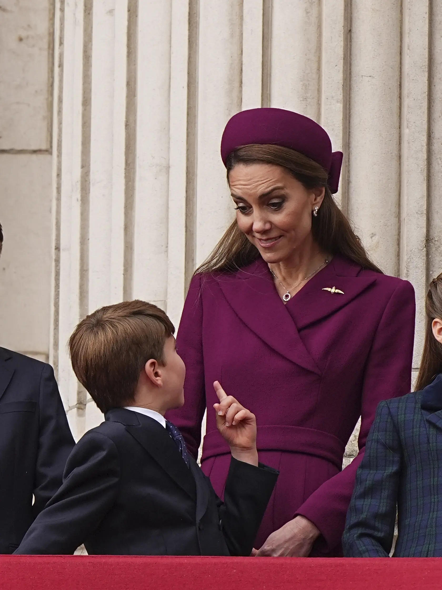 Meghan Markle a Kate Middleton sa pred kráľovskou svadbou Meghan a princa Harryho v roku 2018 pohádali kvôli šatám pre družičky. Meghan popiera, že by sa správala nevhodne a tvrdí, že ona je tá, ktorej ublížili.