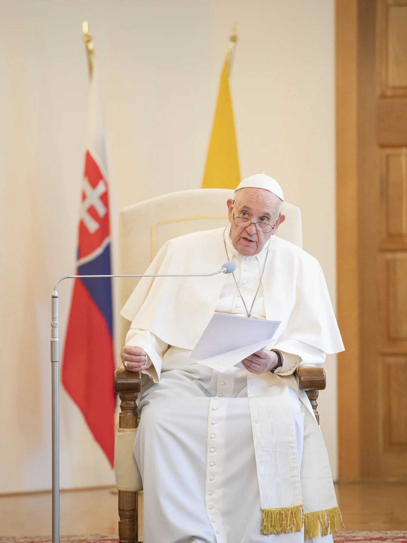 V nedeľu 12. septembra 2021 pricestoval na oficiálnu návštevu Slovenska pápež František. Počas návštevy, ktorá potrvá do 15. septembra Svätý Otec zavíta do Bratislavy, Košíc, Prešova a Šaštína. Stretne sa s troma najvyššími ústavnými činiteľmi, ale aj zástupcami židovskej či rómskej komunity. V Šaštíne je na programe svätá omša s homíliou Svätého Otca. Návšteva, ktorej mottom je “ S Máriou a Jozefom na ceste za Ježišom” je prvou cestou pápeža Františka na Slovensko. Na snímke pápež František na 