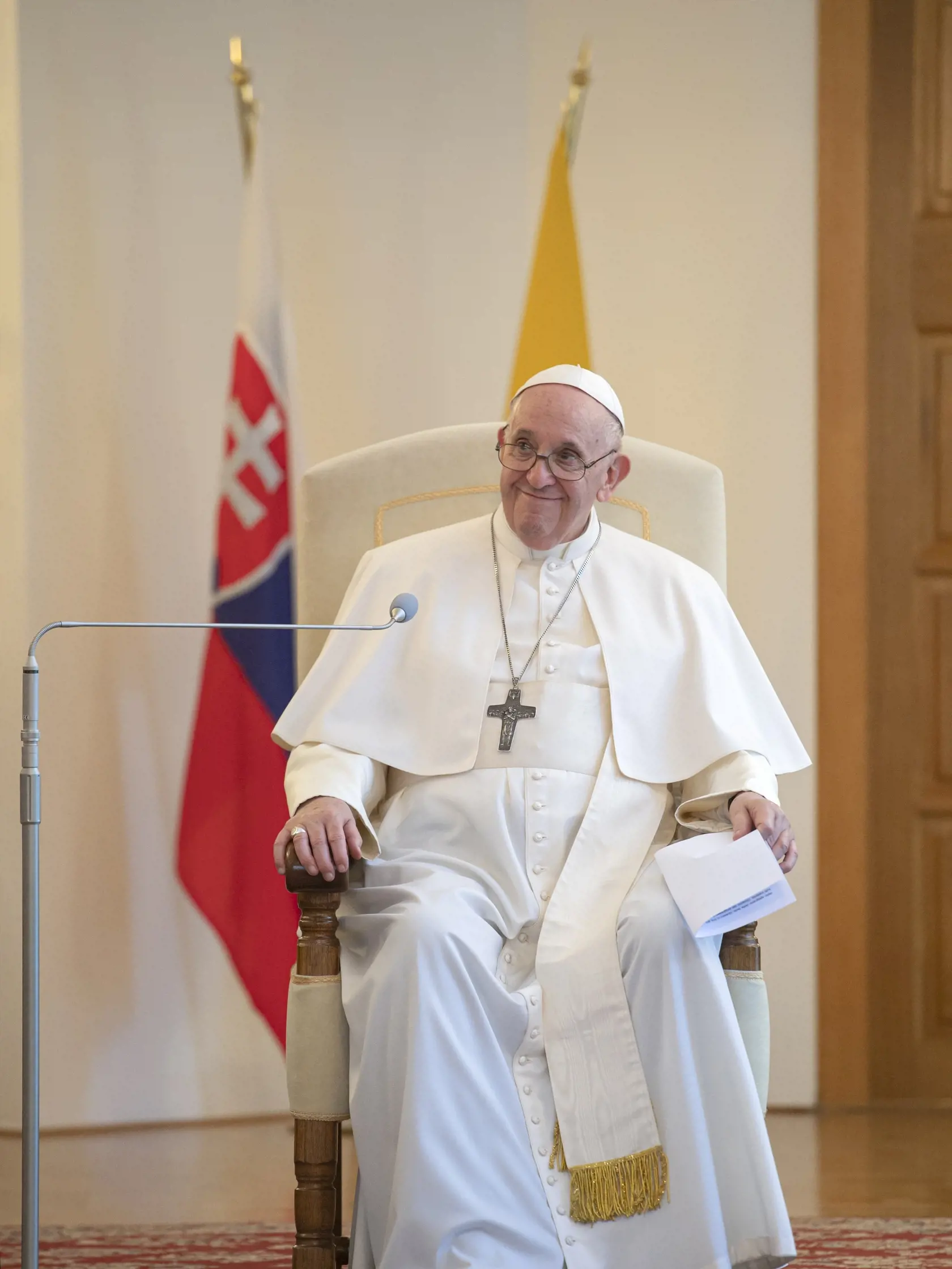 V nedeľu 12. septembra 2021 pricestoval na oficiálnu návštevu Slovenska pápež František. Počas návštevy, ktorá potrvá do 15. septembra Svätý Otec zavíta do Bratislavy, Košíc, Prešova a Šaštína. Stretne sa s troma najvyššími ústavnými činiteľmi, ale aj zástupcami židovskej či rómskej komunity. V Šaštíne je na programe svätá omša s homíliou Svätého Otca. Návšteva, ktorej mottom je “ S Máriou a Jozefom na ceste za Ježišom” je prvou cestou pápeža Františka na Slovensko. Na snímke pápež František na 