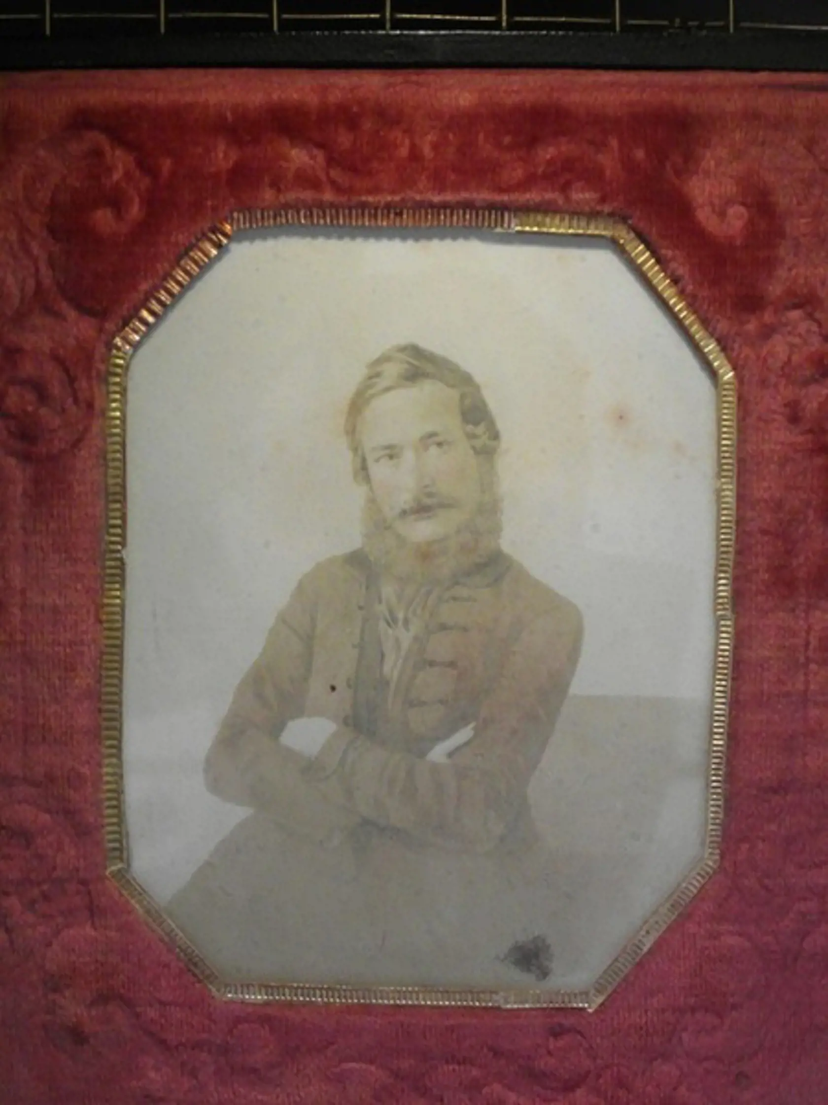 FOTOGRAFIA: Existuje jediná fotografia, na ktorej je Štúr sám. Je to kalotypia na slanom papieri a urobili ju okolo roku 1850.