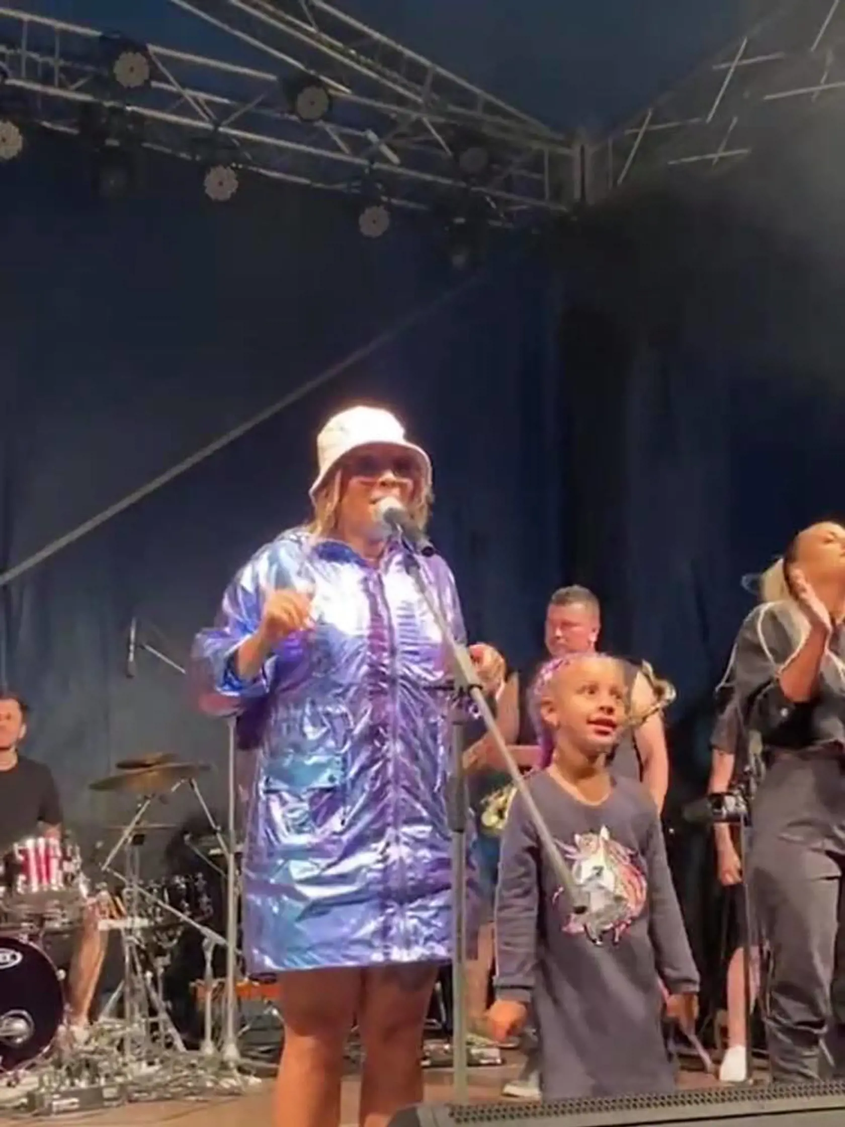 Júl 2021: Tina zvolila na koncert striebornú bundu.