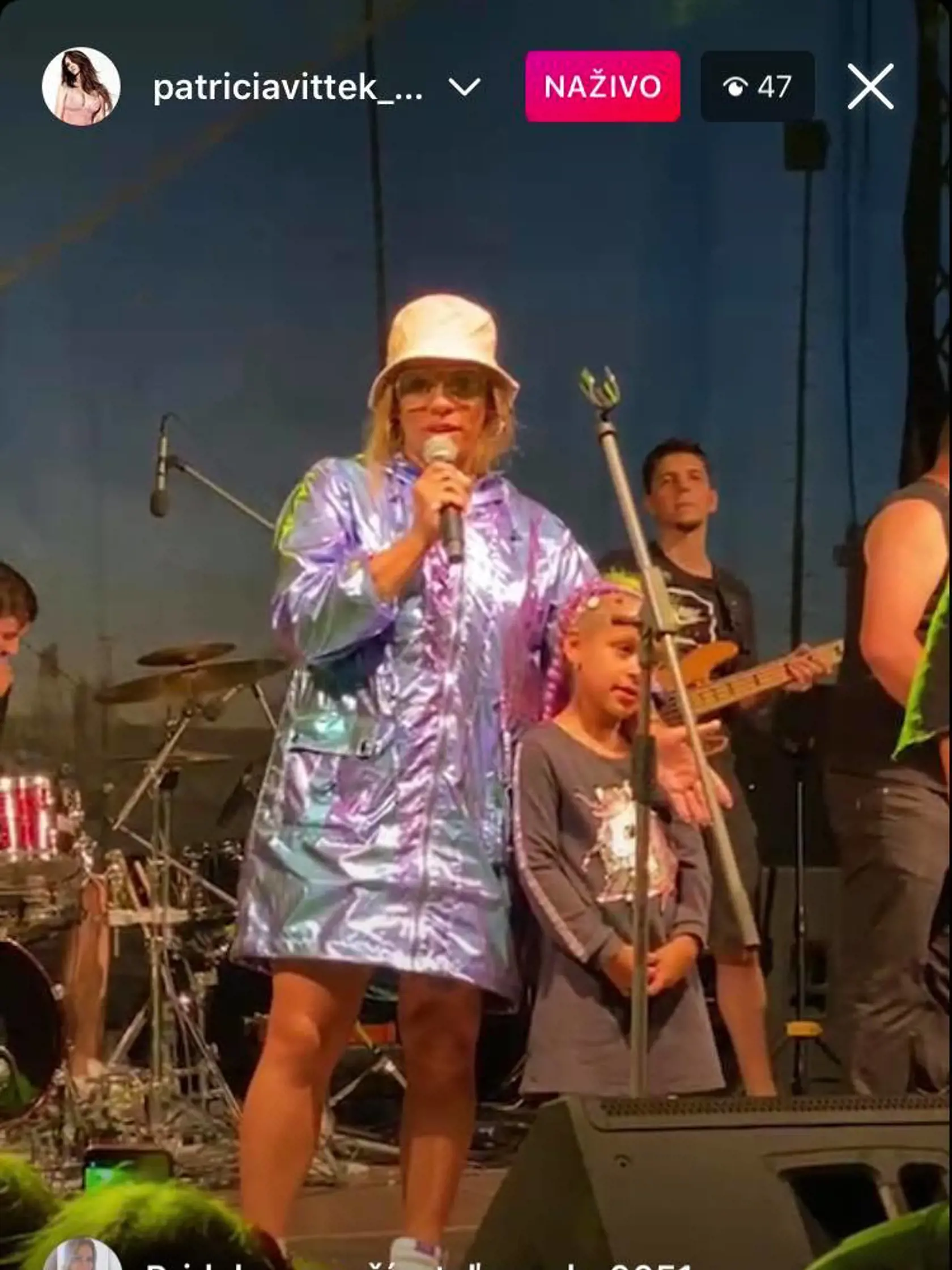 Júl 2021: Tina zvolila na koncert striebornú bundu.