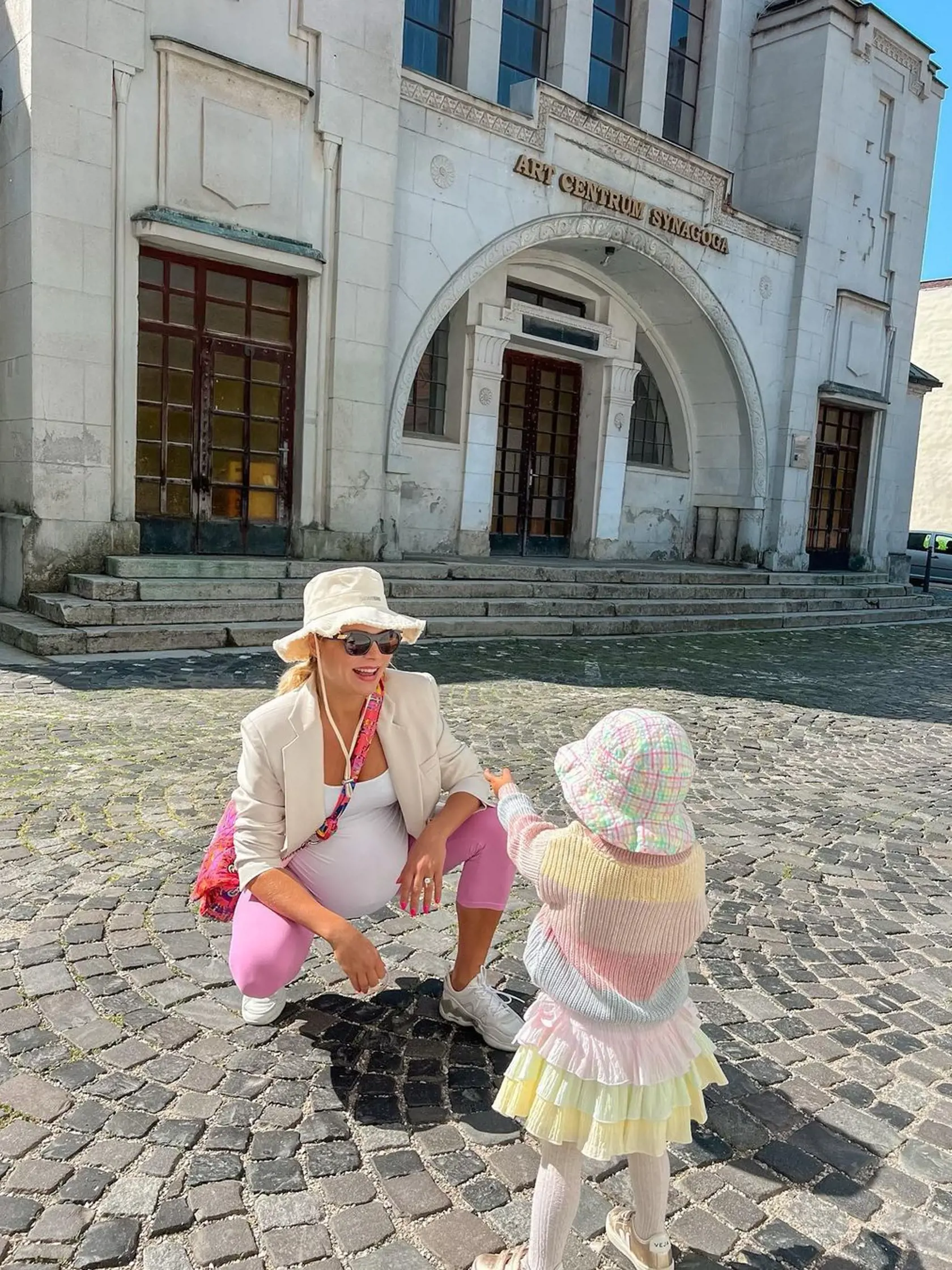 Ivana na potulkách s dcérou Bellou. Obe boli krásne vyparádené, Bella bola v tomto outfite ako bábika.