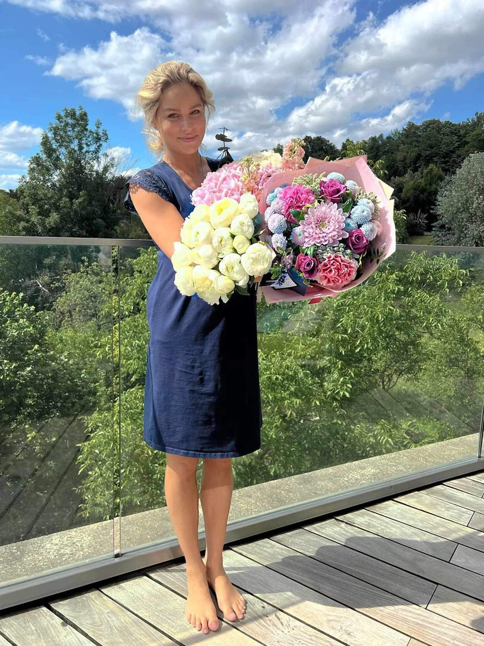 Ivanka Gáborík s krásnou kyticou v ruke. Vyzerá úžasne.