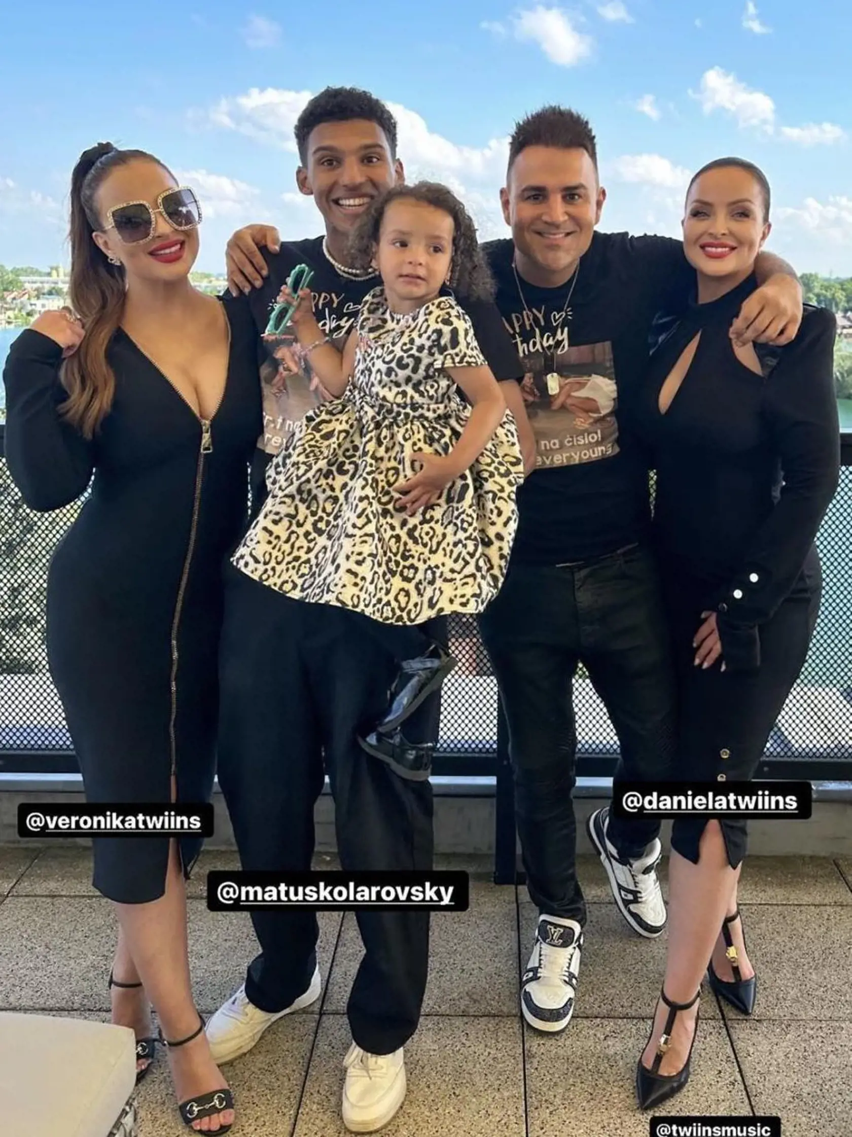 Twiinsky Daniela a Veronika Nízlové oslávili 38 rokov. Nechýbal ani Matúš Kolárovský (vľavo).
