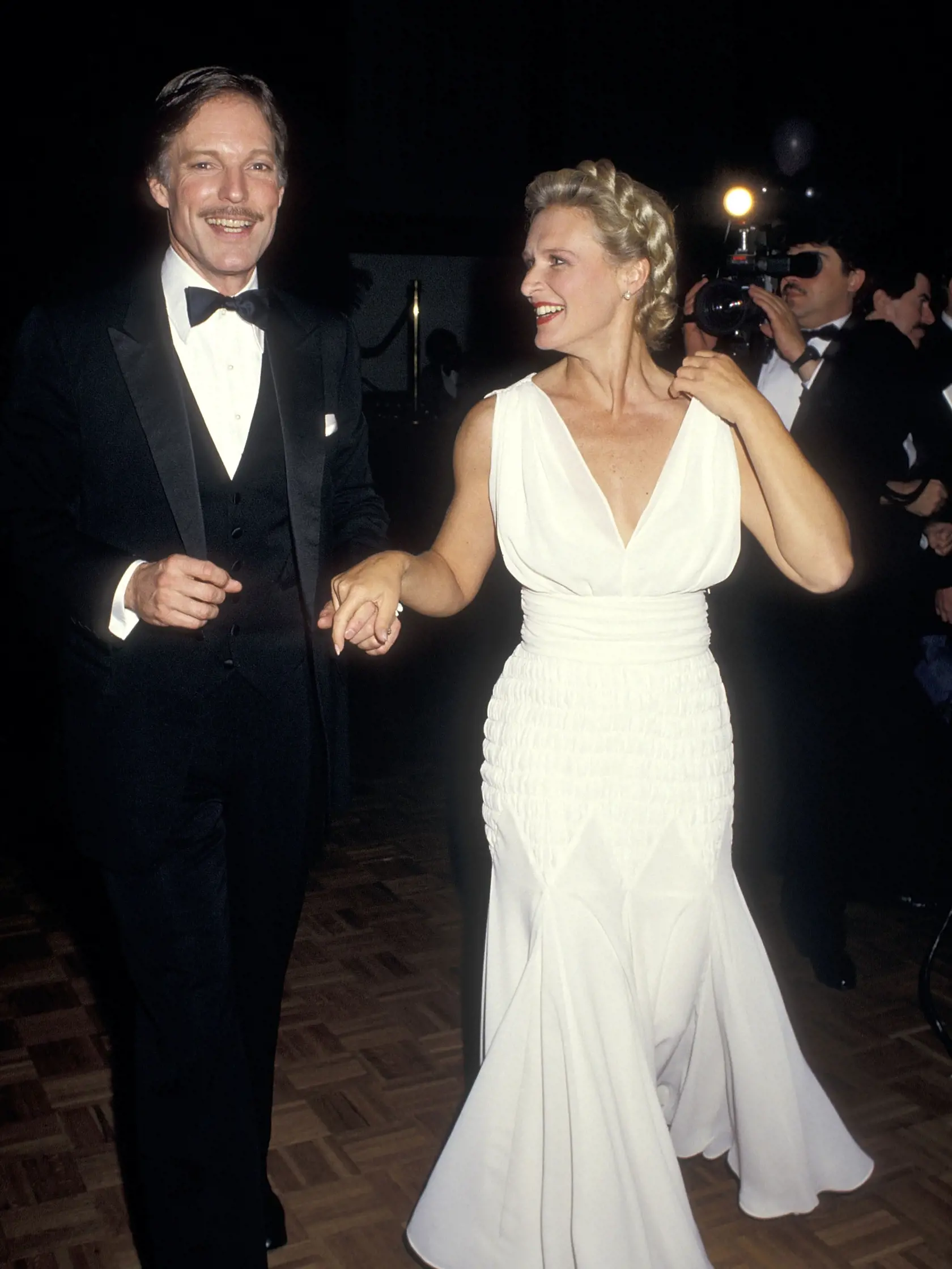 Richard Chamberlain bol idolom žien a rád sa ukazoval na verejnosti so známymi kráskami, ani s jednou však nič nemal. Na foto s Glenn Close v roku 1987.