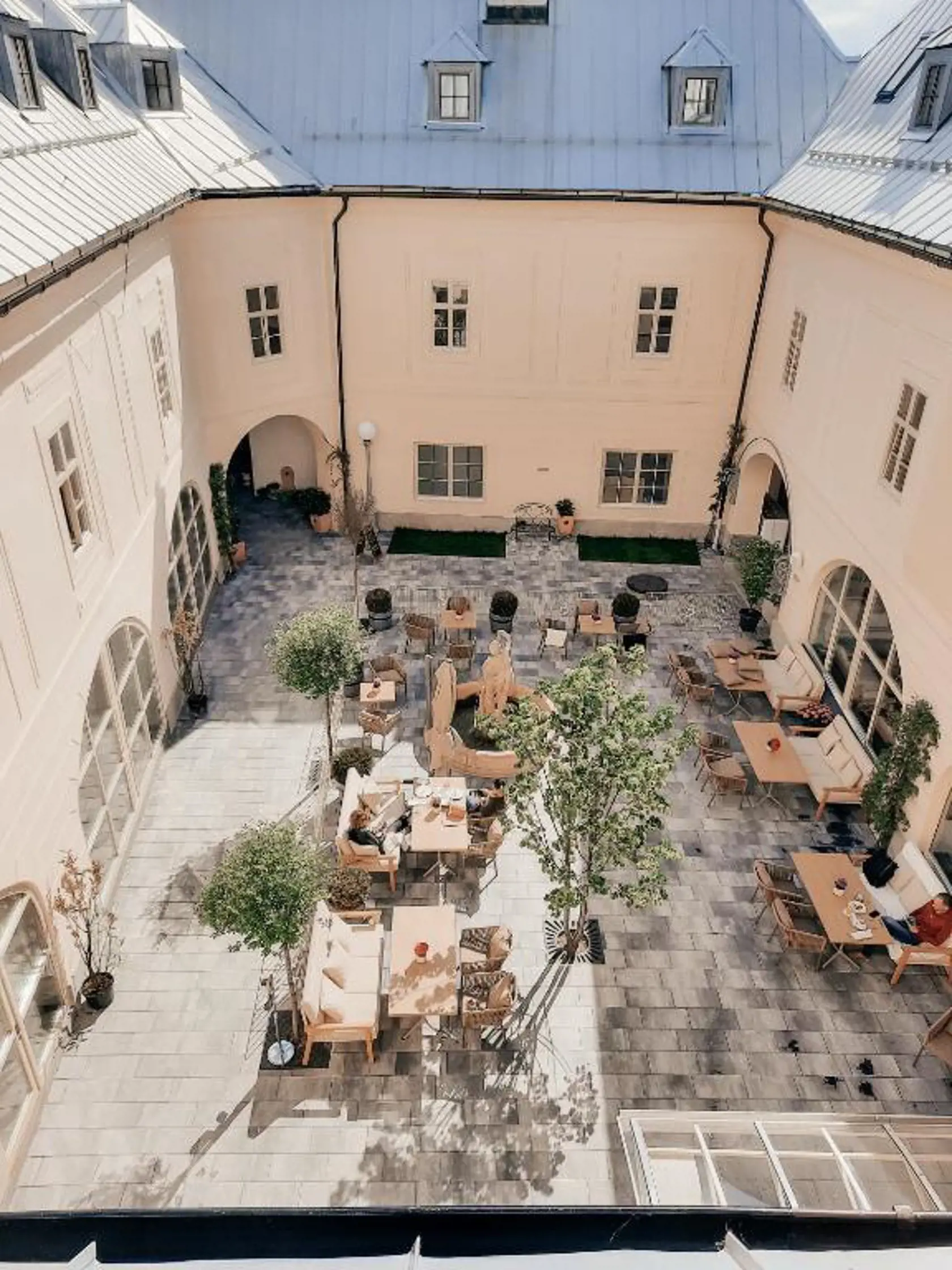 Na nádvorí vo vnútrobloku barokového paláca v Banskej Štiavnici v ktorom má apartmán bývalý minister obrany Jaroslav Naď sa nachádza bar.