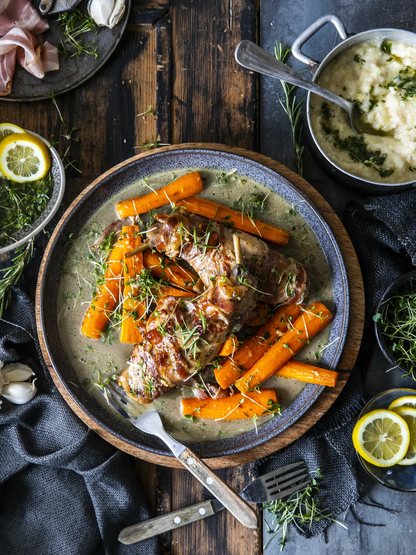 králičie stehná v slanine s fazuľovým pyré a so žeruchovou omáčkou