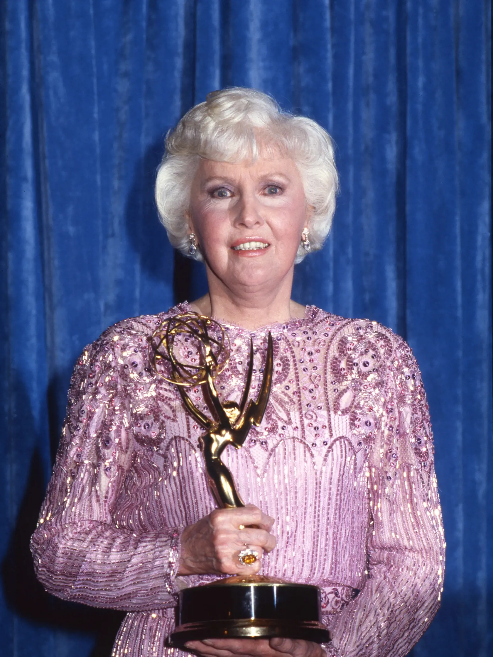 Barbara Stanwyck si zahrala Mary Carson, bohatú vdovu, ktorá vlastní obrovskú ovčiu farmu Drogheda v Novom Južnom Walese. V roku 1983 dostala za túto rolu cenu Emmy. Modelka, tanečnica a herečka za prvých 38 rokov svojej 60-ročnej kariéry nakrútila 85 filmov, potom hrala prevažne v televíznych filmoch a seriáloch.
