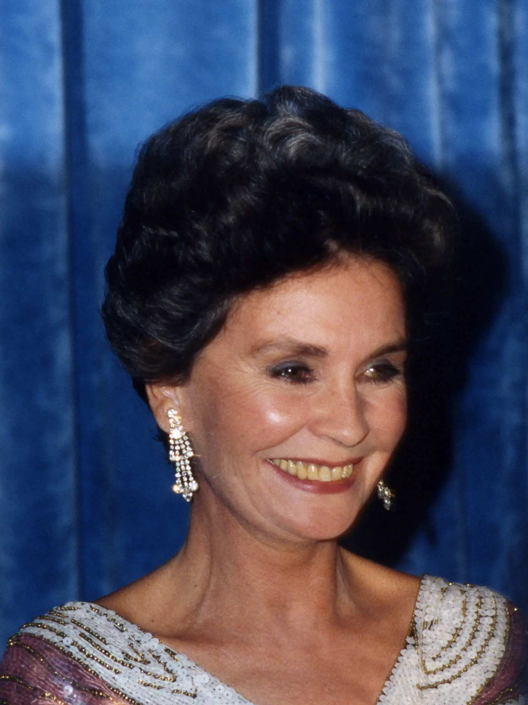 Jean Simmons hrala Fee Cleary, dcéru z prominentnej novozélandskej rodiny, ktorá za slobodna otehotnela so ženatým politikom a jeho syna Franka milovala viac ako manžela Paddyho. Neskôr porodila synov Boba, Jacka a Hughieho, dvojičky Jamesa a Patricka, Meggie a Hala, ktorý ako 4-ročný zomrel. Za rolu herečka dostala v roku 1983 cenu Emmy.