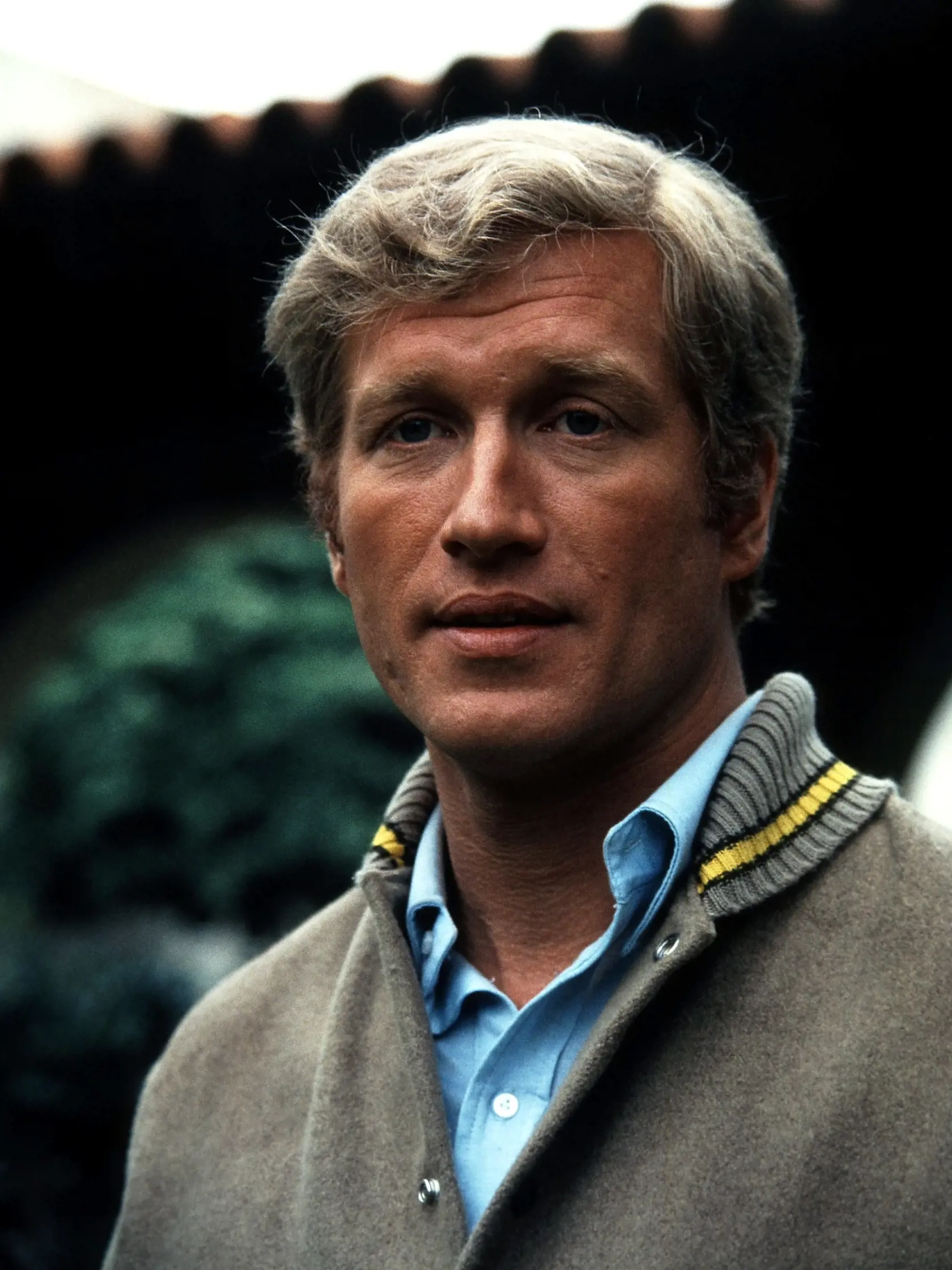 Ken Howard dostal úlohu Rainera „Raina“ Moerlinga Hartheima, priateľa kňaza Ralpha. Ožení sa s Justine. Oceňovaný herec a politik Ken Howard (1944-2016) bol trikrát ženatý – s herečkou Louise Sorel (1973-1975), so spisovateľkou Margo Lederer (1977-1991), ktorá si po rozvode nechala priezvisko Howard, a od roku 1992 až do svojej smrti s kaskadérkou Lindou Fetters. Trpel rakovinou prostaty, zomrel na zápal pľúc.